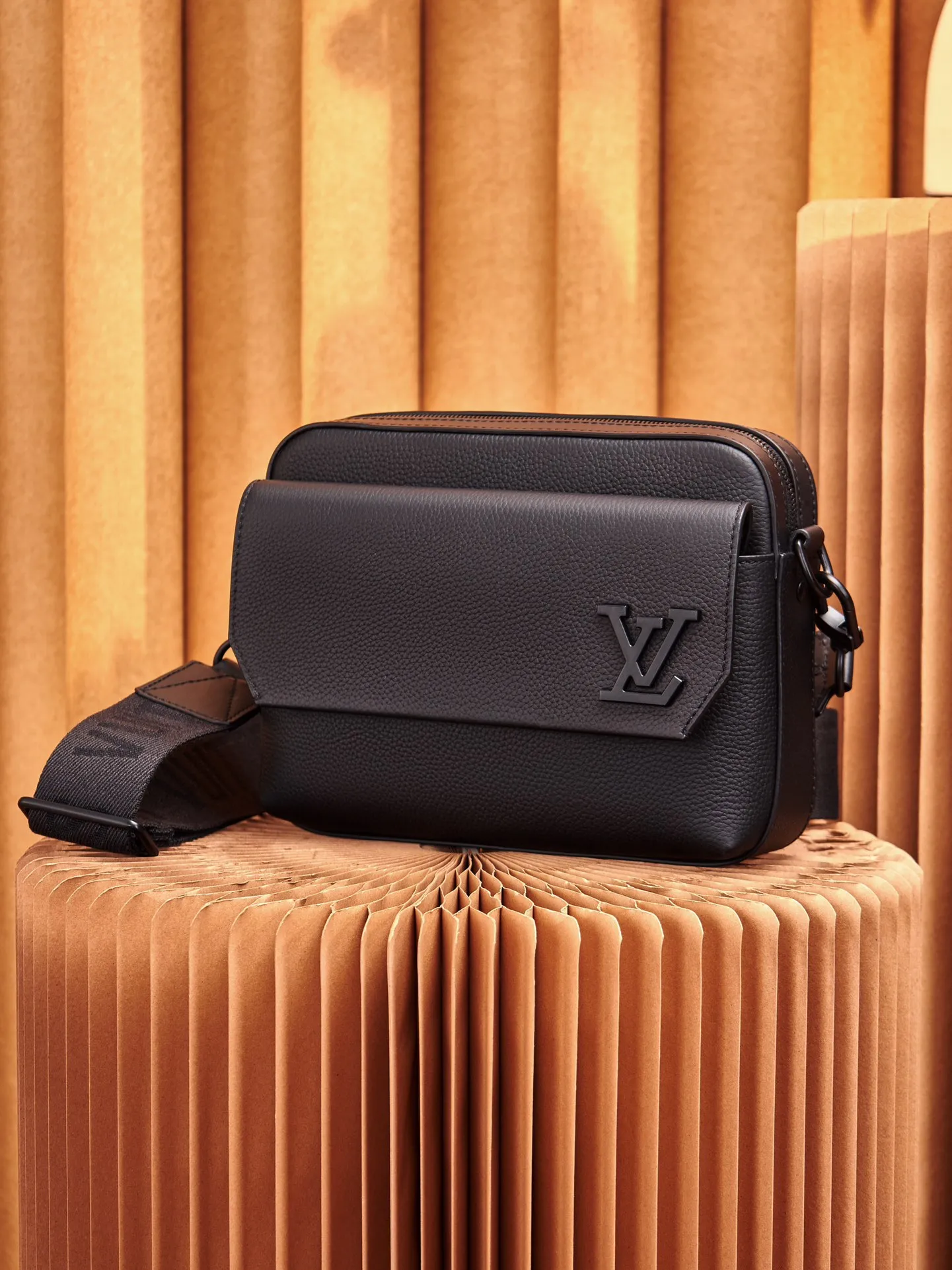 P¥740👉nfc163C01 dynamic chip version👈【Top inspection-free all-steel hardware】This Fastline messenger bag is made of soft cow leather and has a close-fitting shape. It is equipped with a practical front pocket that can accommodate daily needs such as mobile phones, short wallets, notepads and headphones. The Louis Vuitton logo shoulder strap is adjustable or removable, allowing you to switch between shoulder and cross-body wear. Cow leather - Cow leather trim - Textile lining - Metal hardware - Metal LV lettering - Zipper closure - Front flap with magnetic buckle - Shoulder strap: removable and adjustable! ! Model: M22482; Size: 23.5x18x7CM