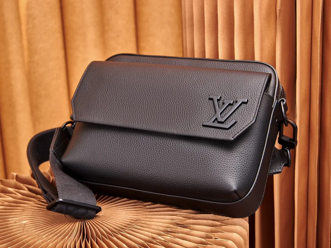 P¥740👉nfc163C01 dynamic chip version👈【Top inspection-free all-steel hardware】This Fastline messenger bag is made of soft cow leather and has a close-fitting shape. It is equipped with a practical front pocket that can accommodate daily needs such as mobile phones, short wallets, notepads and headphones. The Louis Vuitton logo shoulder strap is adjustable or removable, allowing you to switch between shoulder and cross-body wear. Cow leather - Cow leather trim - Textile lining - Metal hardware - Metal LV lettering - Zipper closure - Front flap with magnetic buckle - Shoulder strap: removable and adjustable! ! Model: M22482; Size: 23.5x18x7CM