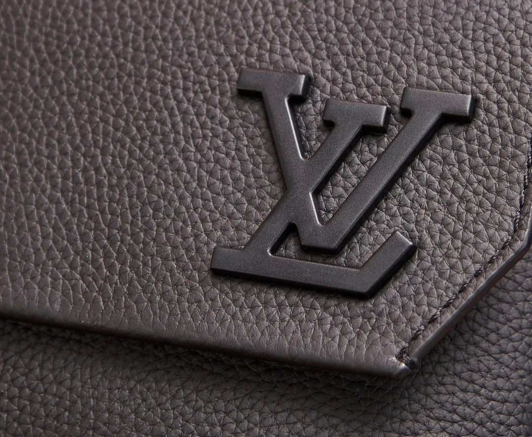 P¥740👉nfc163C01 dynamic chip version👈【Top inspection-free all-steel hardware】This Fastline messenger bag is made of soft cow leather and has a close-fitting shape. It is equipped with a practical front pocket that can accommodate daily needs such as mobile phones, short wallets, notepads and headphones. The Louis Vuitton logo shoulder strap is adjustable or removable, allowing you to switch between shoulder and cross-body wear. Cow leather - Cow leather trim - Textile lining - Metal hardware - Metal LV lettering - Zipper closure - Front flap with magnetic buckle - Shoulder strap: removable and adjustable! ! Model: M22482; Size: 23.5x18x7CM