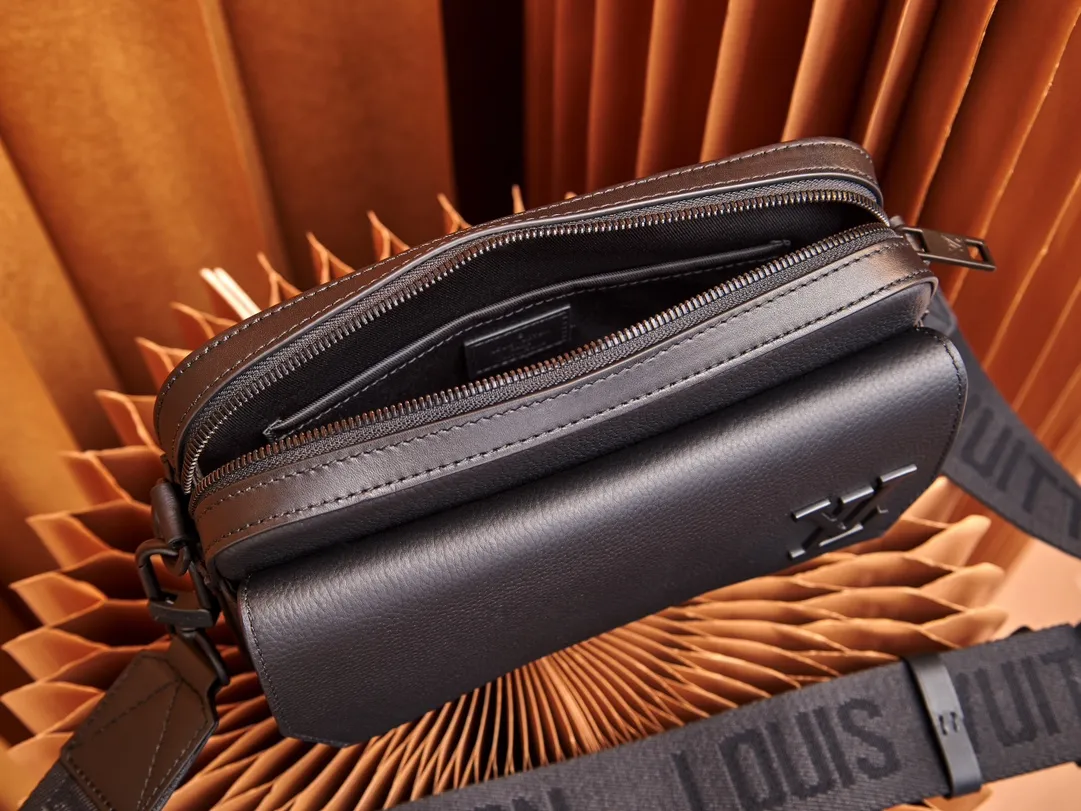 P¥740👉nfc163C01 dynamic chip version👈【Top inspection-free all-steel hardware】This Fastline messenger bag is made of soft cow leather and has a close-fitting shape. It is equipped with a practical front pocket that can accommodate daily needs such as mobile phones, short wallets, notepads and headphones. The Louis Vuitton logo shoulder strap is adjustable or removable, allowing you to switch between shoulder and cross-body wear. Cow leather - Cow leather trim - Textile lining - Metal hardware - Metal LV lettering - Zipper closure - Front flap with magnetic buckle - Shoulder strap: removable and adjustable! ! Model: M22482; Size: 23.5x18x7CM
