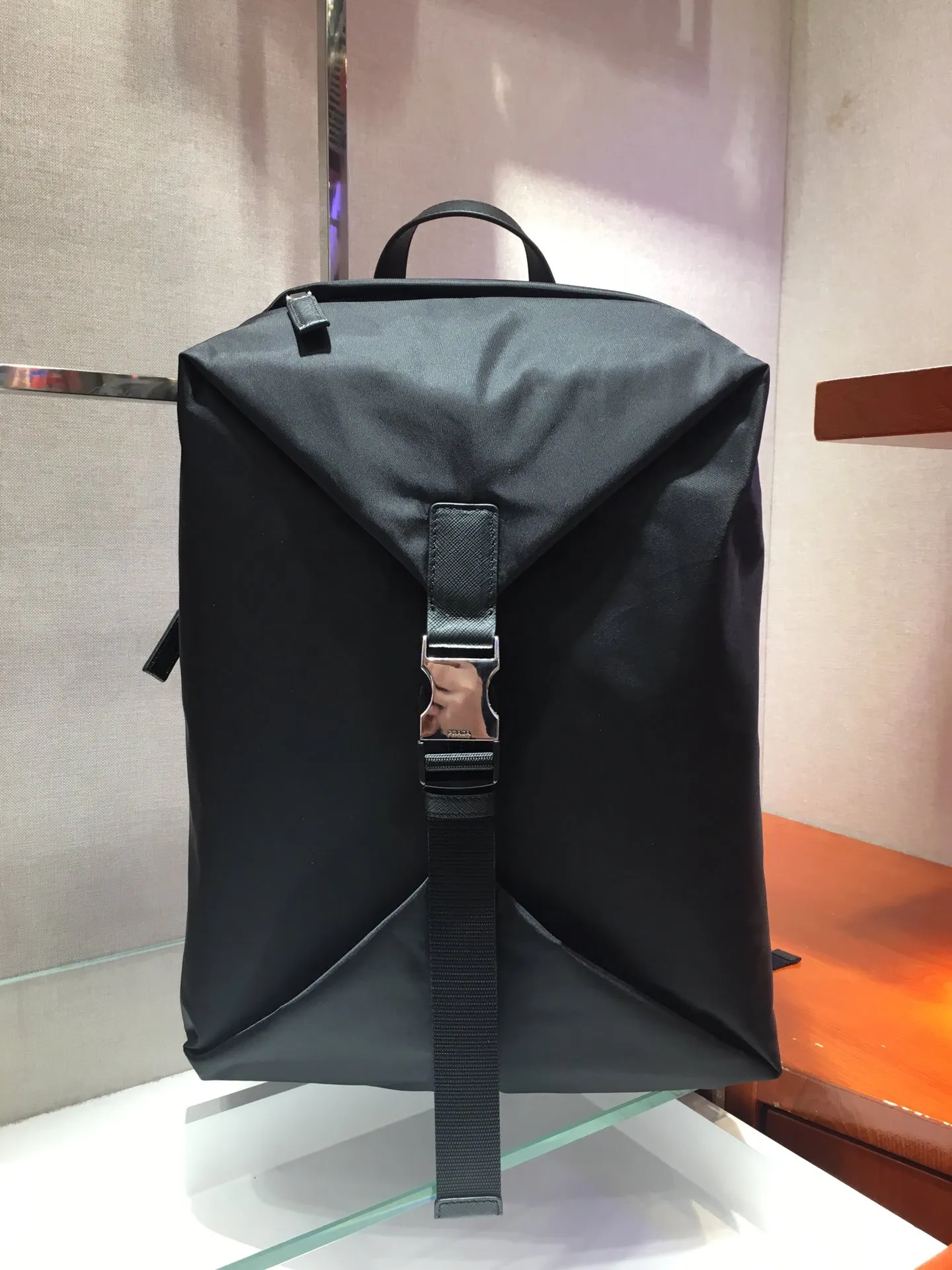 💰1320🎉🎉Exclusively launched🎉🎉2VZ028 multi-functional backpack🤙🤙ZP developed, exactly the same🎉🎉Made of imported nylon fabric and Saffiano cowhide. Padded back design/very comfortable🤙🤙Brushed hardware🤙🤙The front is fully zipped and buckled, with large hidden pockets for convenient business trips🙊🙊Top zipper closure and two inner pockets. Such a hidden multi-functional design🤙🤙Men deserve it🙋🏻Hurry up and get it👏🏻👏🏻Length 29x Height 43x Bottom 16cm🤙🤙🤙💰💰💰