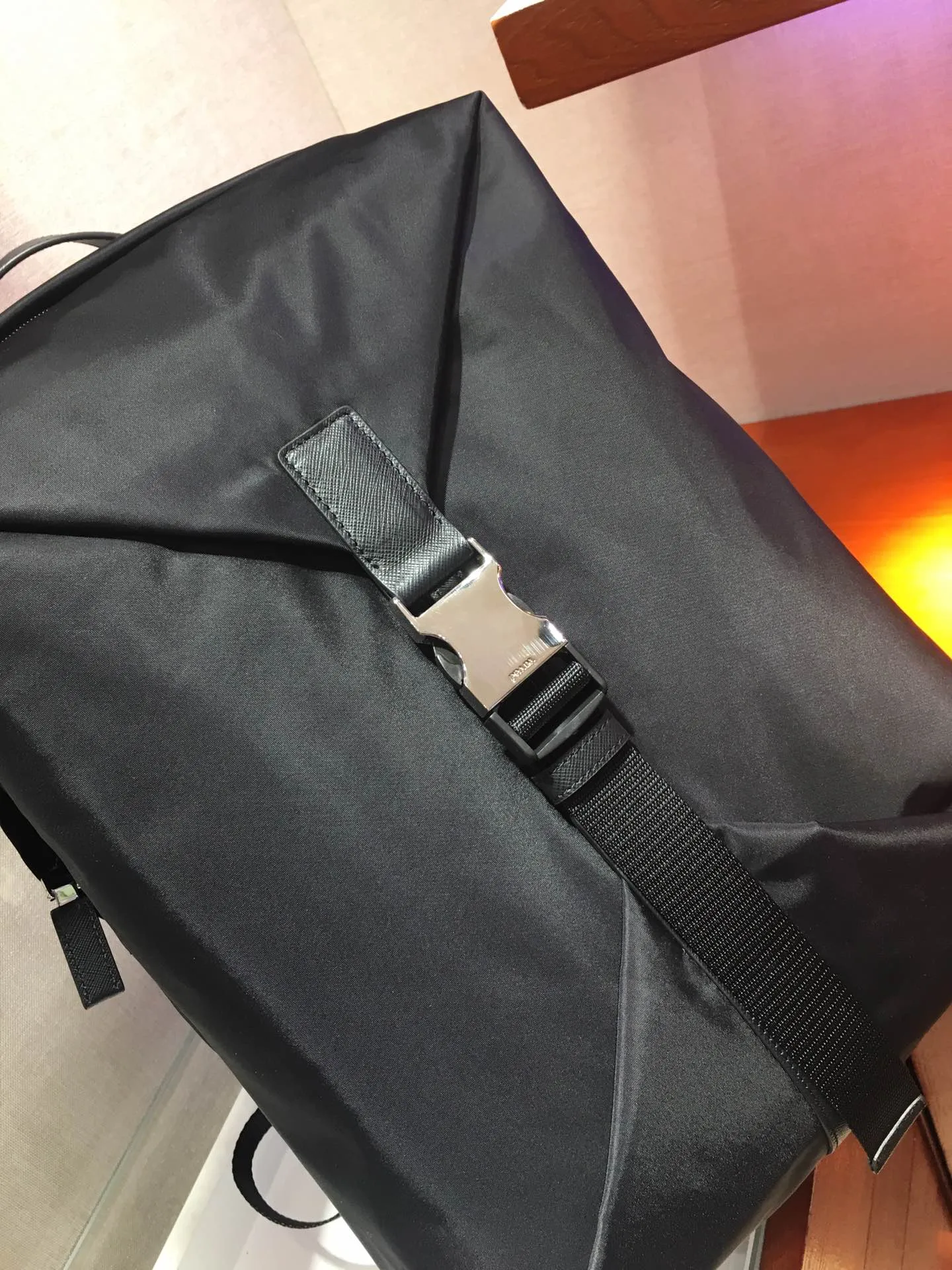 💰1320🎉🎉Exclusively launched🎉🎉2VZ028 multi-functional backpack🤙🤙ZP developed, exactly the same🎉🎉Made of imported nylon fabric and Saffiano cowhide. Padded back design/very comfortable🤙🤙Brushed hardware🤙🤙The front is fully zipped and buckled, with large hidden pockets for convenient business trips🙊🙊Top zipper closure and two inner pockets. Such a hidden multi-functional design🤙🤙Men deserve it🙋🏻Hurry up and get it👏🏻👏🏻Length 29x Height 43x Bottom 16cm🤙🤙🤙💰💰💰