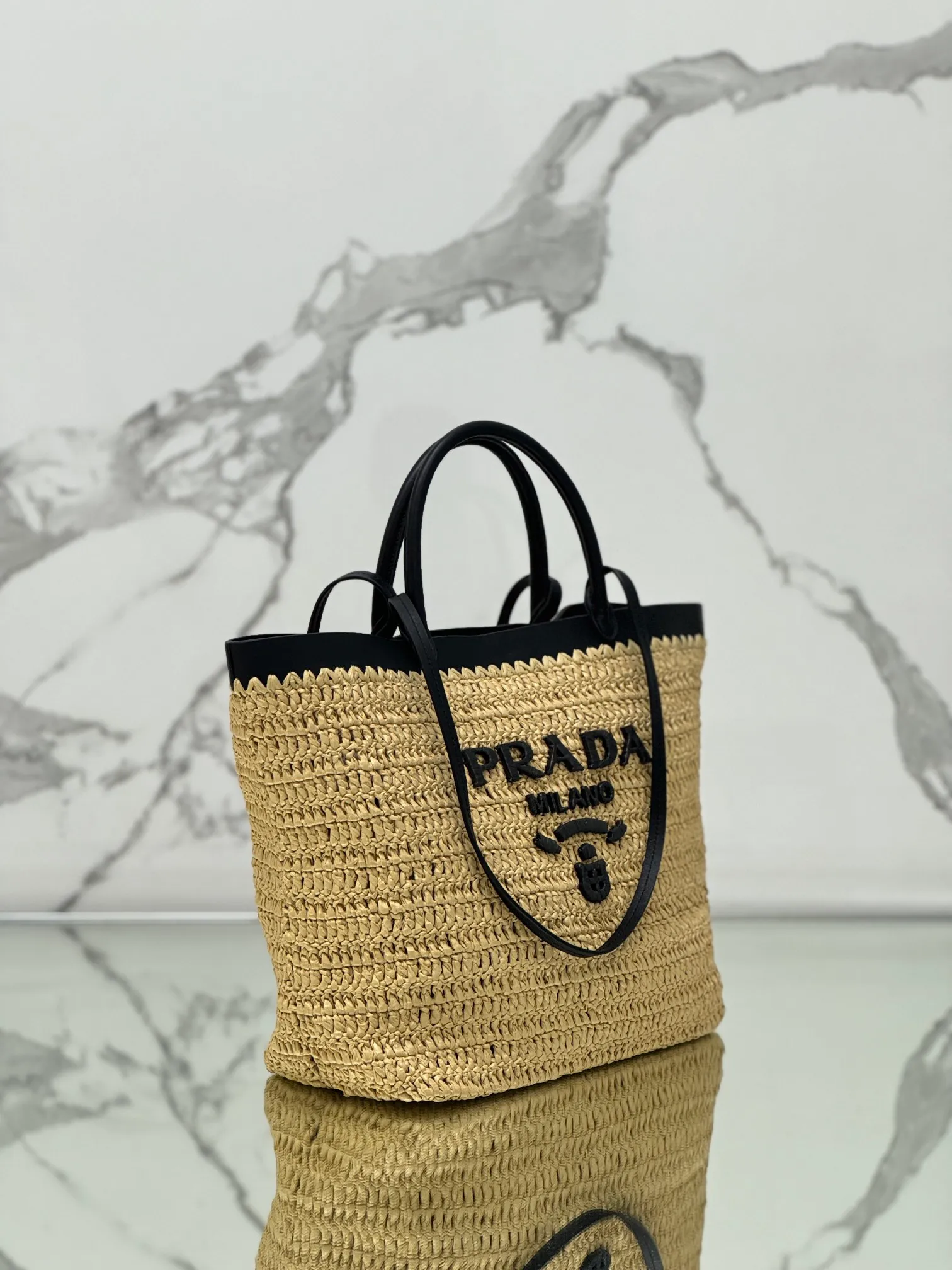 💰1700 (Large) New straw tote bag, this modern and sophisticated tote bag combines crochet craftsmanship and leather details to create a summer atmosphere. Double cowhide handles can be used as a handbag or shoulder bag, and the front is decorated with a contrasting embroidered letter logo for added recognition. The exquisite woven bag body exudes a strong spring and summer atmosphere~ It can give an unparalleled high-end texture simply by carrying it. It has large space capacity and is a classic hot style. Size: 32×29×15cm Style number: 1BG499