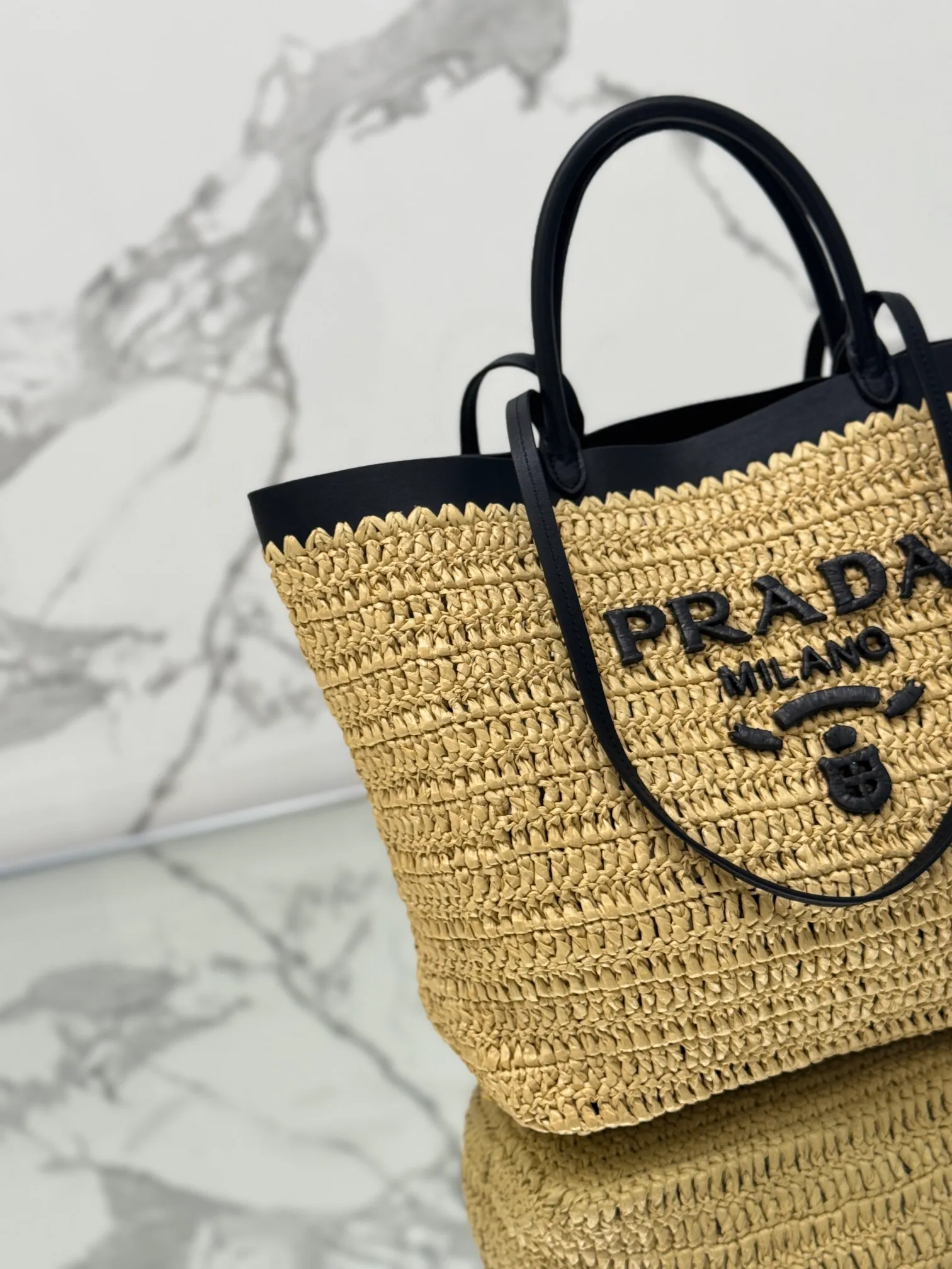 💰1700 (Large) New straw tote bag, this modern and sophisticated tote bag combines crochet craftsmanship and leather details to create a summer atmosphere. Double cowhide handles can be used as a handbag or shoulder bag, and the front is decorated with a contrasting embroidered letter logo for added recognition. The exquisite woven bag body exudes a strong spring and summer atmosphere~ It can give an unparalleled high-end texture simply by carrying it. It has large space capacity and is a classic hot style. Size: 32×29×15cm Style number: 1BG499