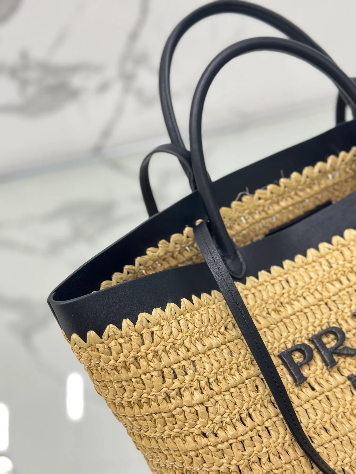 💰1700 (Large) New straw tote bag, this modern and sophisticated tote bag combines crochet craftsmanship and leather details to create a summer atmosphere. Double cowhide handles can be used as a handbag or shoulder bag, and the front is decorated with a contrasting embroidered letter logo for added recognition. The exquisite woven bag body exudes a strong spring and summer atmosphere~ It can give an unparalleled high-end texture simply by carrying it. It has large space capacity and is a classic hot style. Size: 32×29×15cm Style number: 1BG499
