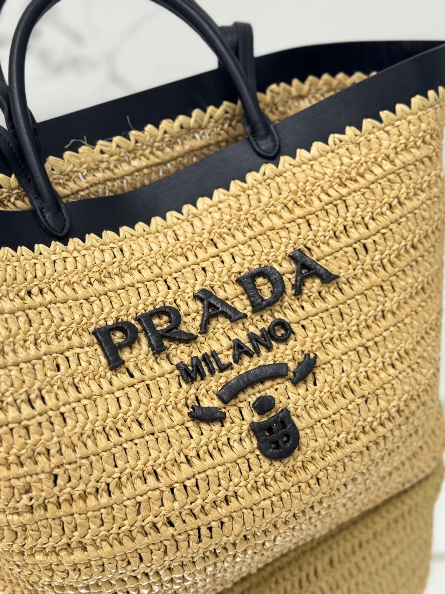 💰1700 (Large) New straw tote bag, this modern and sophisticated tote bag combines crochet craftsmanship and leather details to create a summer atmosphere. Double cowhide handles can be used as a handbag or shoulder bag, and the front is decorated with a contrasting embroidered letter logo for added recognition. The exquisite woven bag body exudes a strong spring and summer atmosphere~ It can give an unparalleled high-end texture simply by carrying it. It has large space capacity and is a classic hot style. Size: 32×29×15cm Style number: 1BG499