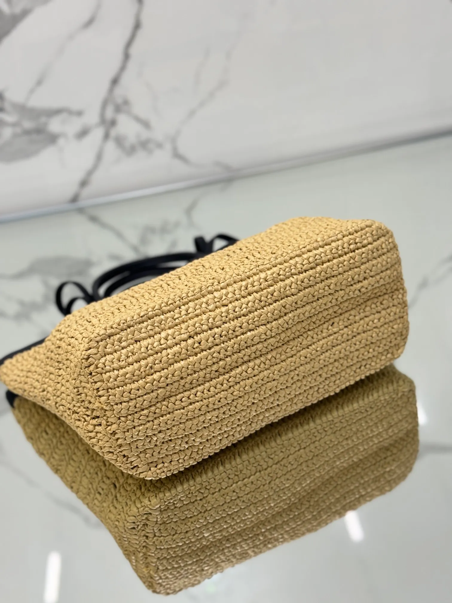 💰1700 (Large) New straw tote bag, this modern and sophisticated tote bag combines crochet craftsmanship and leather details to create a summer atmosphere. Double cowhide handles can be used as a handbag or shoulder bag, and the front is decorated with a contrasting embroidered letter logo for added recognition. The exquisite woven bag body exudes a strong spring and summer atmosphere~ It can give an unparalleled high-end texture simply by carrying it. It has large space capacity and is a classic hot style. Size: 32×29×15cm Style number: 1BG499