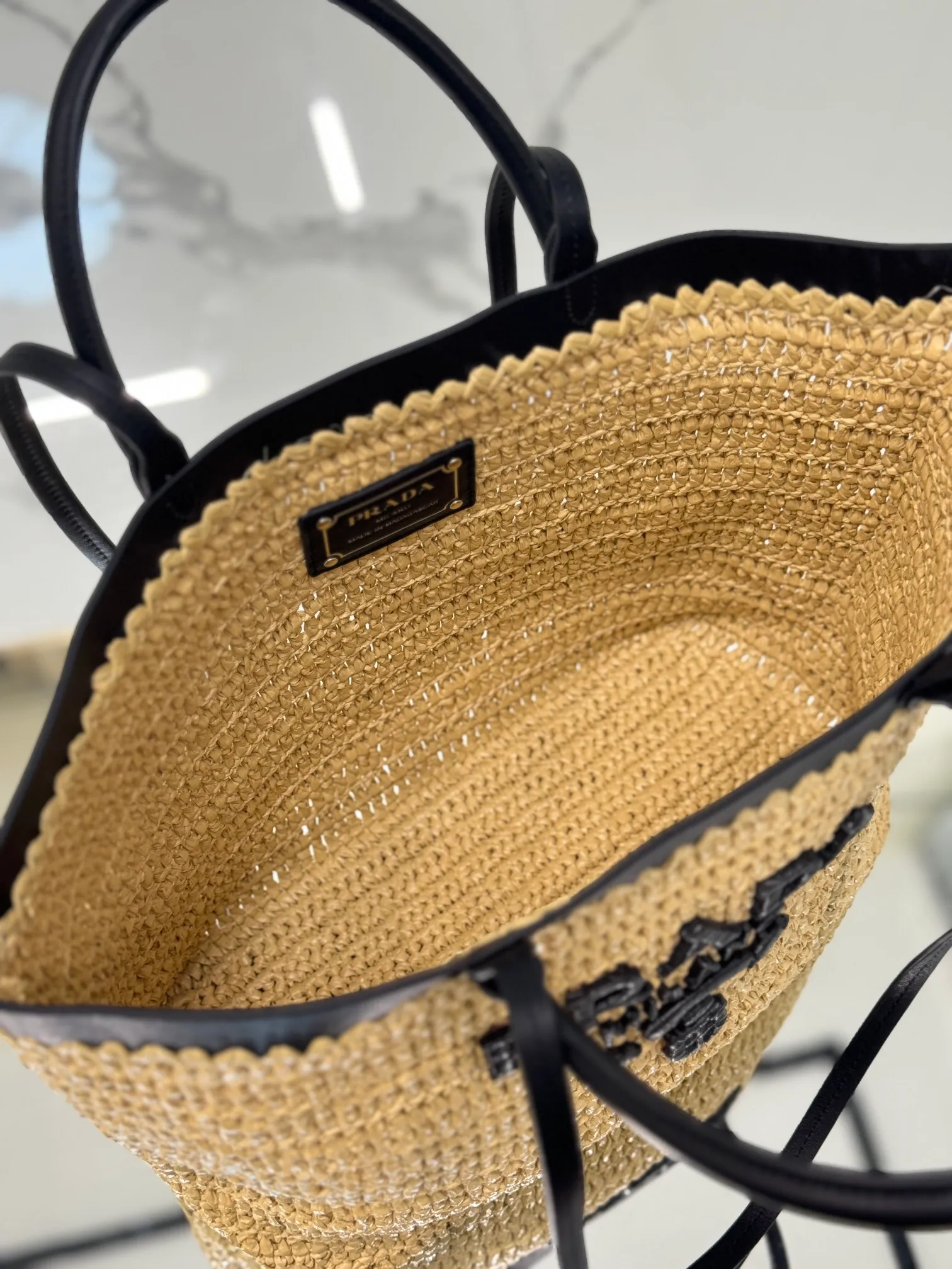 💰1700 (Large) New straw tote bag, this modern and sophisticated tote bag combines crochet craftsmanship and leather details to create a summer atmosphere. Double cowhide handles can be used as a handbag or shoulder bag, and the front is decorated with a contrasting embroidered letter logo for added recognition. The exquisite woven bag body exudes a strong spring and summer atmosphere~ It can give an unparalleled high-end texture simply by carrying it. It has large space capacity and is a classic hot style. Size: 32×29×15cm Style number: 1BG499