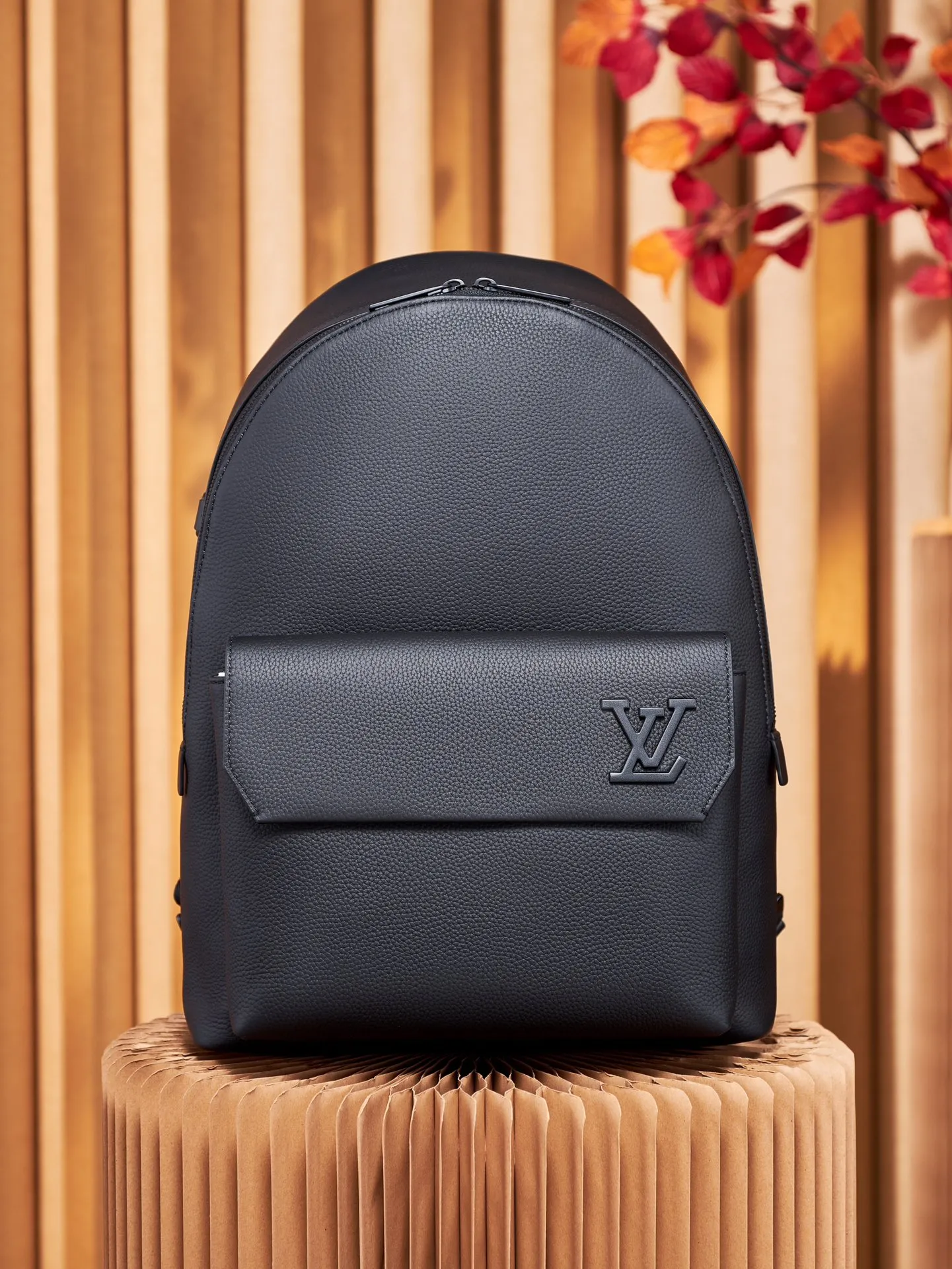 P¥1100👉nfc163C01 dynamic chip version👈[Top-level inspection-free, all-steel hardware] Aerogram backpack revolutionizes the trend with its elegant temperament. Fine calfskin, as soft as old aviation letterhead, is embellished with a matte metal LV logo. The main compartment and flap front pocket provide plenty of space for weekend trips or wandering around the city. Grained calfskin - Calfskin trim - Textile lining - Metal hardware - Metal letter logo - Customizable label - Fabric shoulder strap - Zipper closure - Flap front pocket with magnetic closure! ! Model: M57079; Size: 43x30x14CM