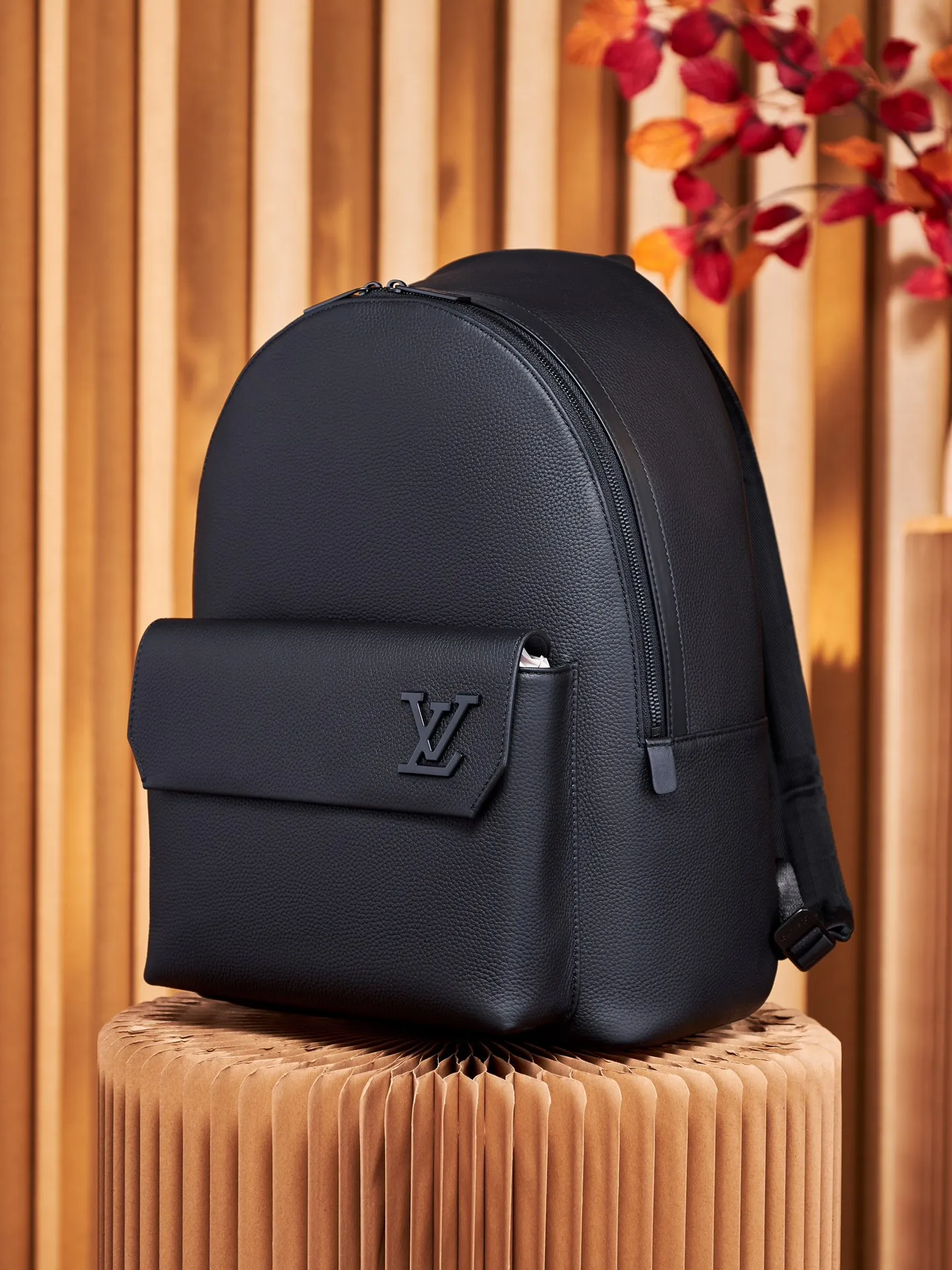 P¥1100👉nfc163C01 dynamic chip version👈[Top-level inspection-free, all-steel hardware] Aerogram backpack revolutionizes the trend with its elegant temperament. Fine calfskin, as soft as old aviation letterhead, is embellished with a matte metal LV logo. The main compartment and flap front pocket provide plenty of space for weekend trips or wandering around the city. Grained calfskin - Calfskin trim - Textile lining - Metal hardware - Metal letter logo - Customizable label - Fabric shoulder strap - Zipper closure - Flap front pocket with magnetic closure! ! Model: M57079; Size: 43x30x14CM