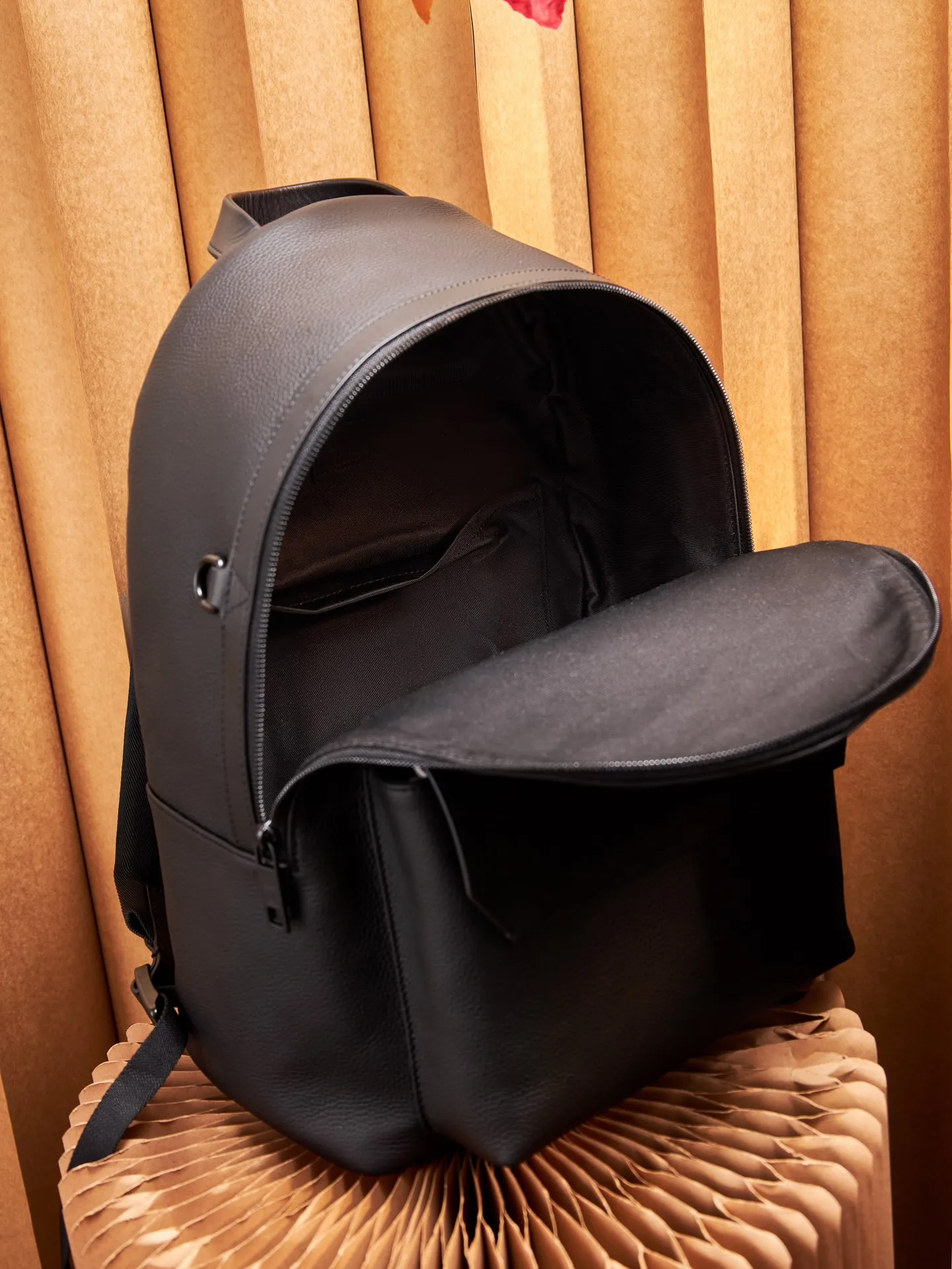 P¥1100👉nfc163C01 dynamic chip version👈[Top-level inspection-free, all-steel hardware] Aerogram backpack revolutionizes the trend with its elegant temperament. Fine calfskin, as soft as old aviation letterhead, is embellished with a matte metal LV logo. The main compartment and flap front pocket provide plenty of space for weekend trips or wandering around the city. Grained calfskin - Calfskin trim - Textile lining - Metal hardware - Metal letter logo - Customizable label - Fabric shoulder strap - Zipper closure - Flap front pocket with magnetic closure! ! Model: M57079; Size: 43x30x14CM