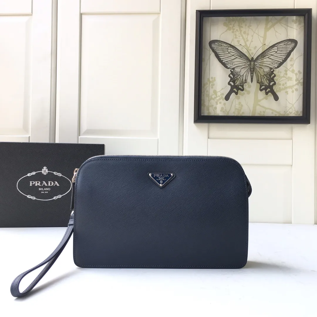 💰1020🎉New handbag🎉2VF056 men's handbag🎉🎉Made of imported Saffiano leather men's handbag decorated with classic triangle logo, back strap and detachable side straps to meet usage needs. It is a men's handbag that combines classic and trendy designs. Another men’s handbag that never goes out of style👍👍Length 26.5x Height 17x Bottom 5cm