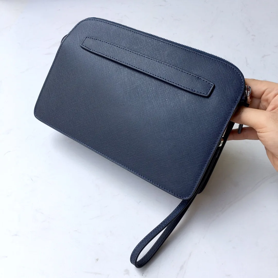 💰1020🎉New handbag🎉2VF056 men's handbag🎉🎉Made of imported Saffiano leather men's handbag decorated with classic triangle logo, back strap and detachable side straps to meet usage needs. It is a men's handbag that combines classic and trendy designs. Another men’s handbag that never goes out of style👍👍Length 26.5x Height 17x Bottom 5cm