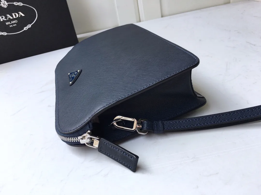 💰1020🎉New handbag🎉2VF056 men's handbag🎉🎉Made of imported Saffiano leather men's handbag decorated with classic triangle logo, back strap and detachable side straps to meet usage needs. It is a men's handbag that combines classic and trendy designs. Another men’s handbag that never goes out of style👍👍Length 26.5x Height 17x Bottom 5cm