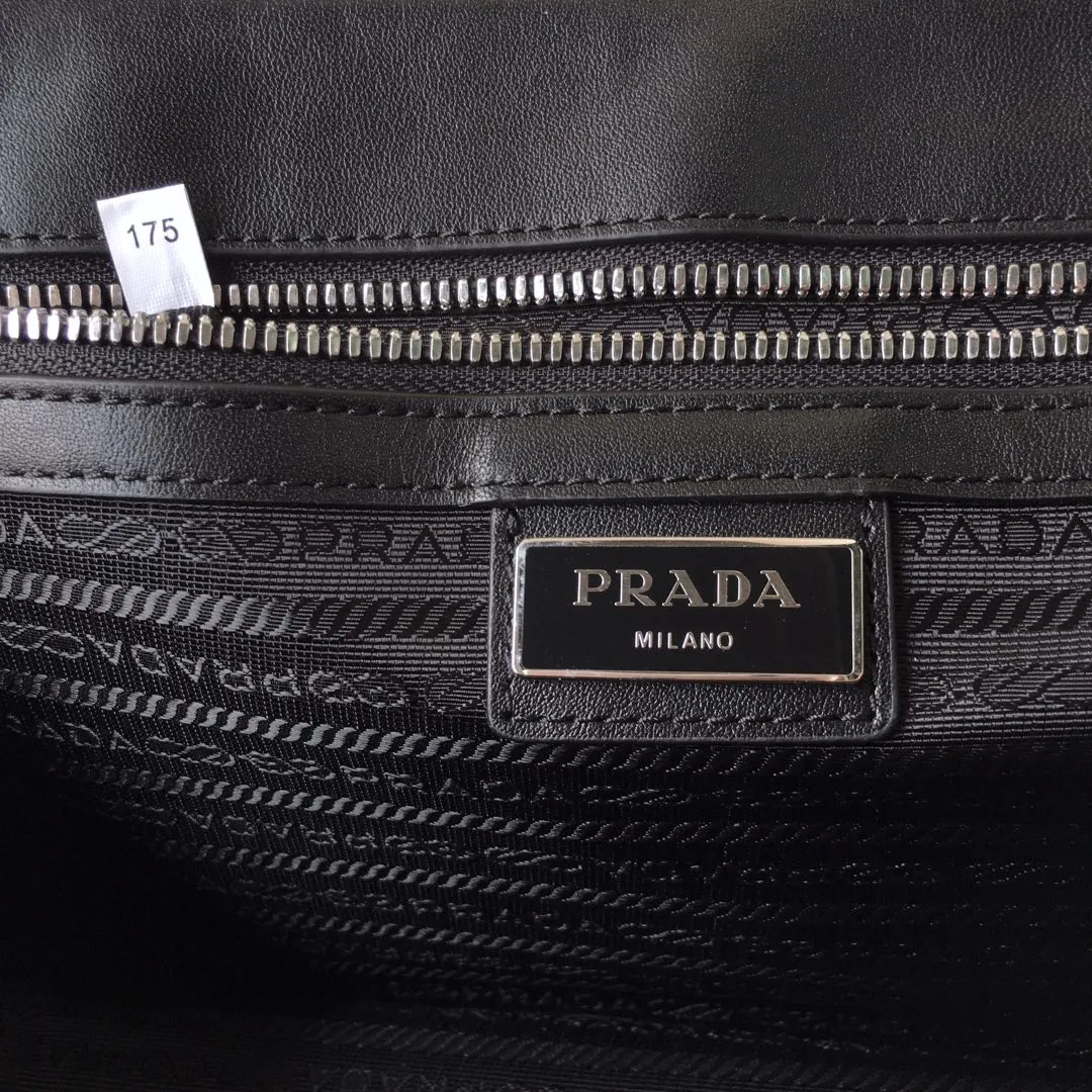 💰1020🎉New handbag🎉2VF056 men's handbag🎉🎉Made of imported Saffiano leather men's handbag decorated with classic triangle logo, back strap and detachable side straps to meet usage needs. It is a men's handbag that combines classic and trendy designs. Another men’s handbag that never goes out of style👍👍Length 26.5x Height 17x Bottom 5cm