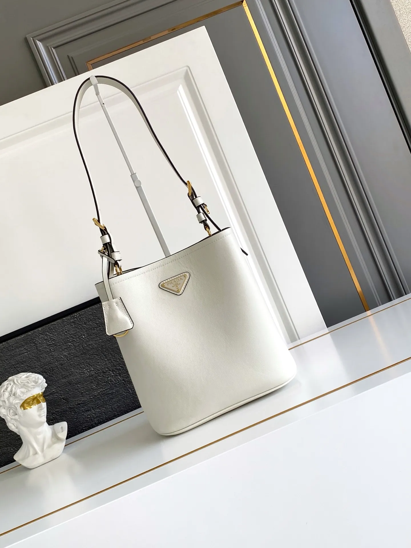 💰1500, new style✨✨ This leather handbag has soft lines and exquisite design, highlighting the classic style and handmade details. Practical and versatile, it features an enameled triangle metal logo for added recognition. Leather handle with 28 cm drop. Detachable keychain. Metal hardware. Enameled triangular metal logo on the front. Magnetic closure. Nappa leather lining with center pocket. Model number: 1BE080. Size: 22.5x21.5x13cm.