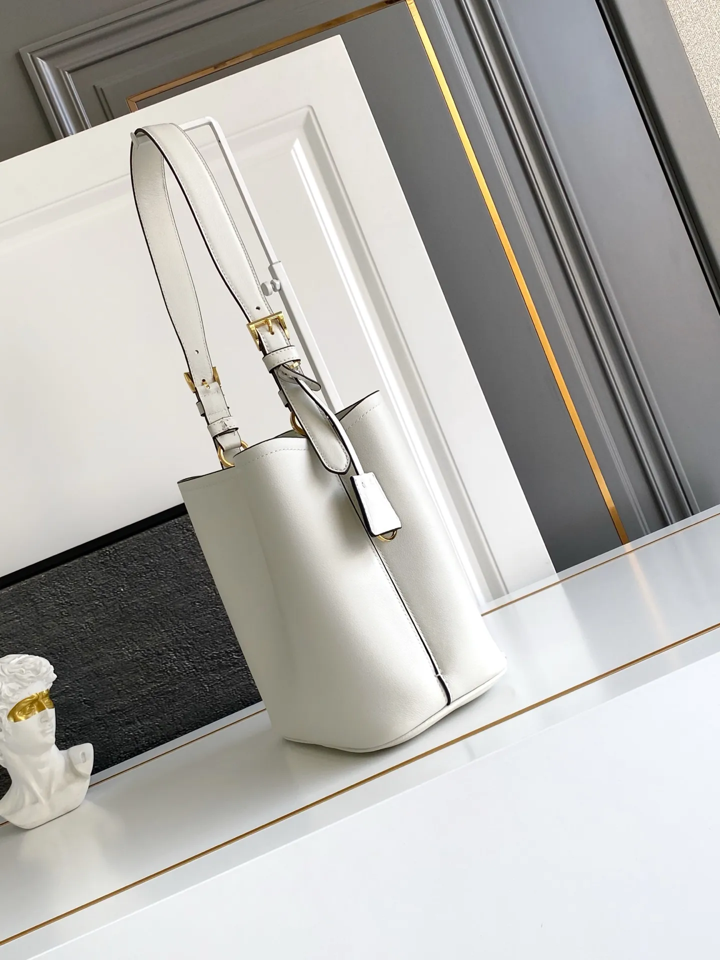 💰1500, new style✨✨ This leather handbag has soft lines and exquisite design, highlighting the classic style and handmade details. Practical and versatile, it features an enameled triangle metal logo for added recognition. Leather handle with 28 cm drop. Detachable keychain. Metal hardware. Enameled triangular metal logo on the front. Magnetic closure. Nappa leather lining with center pocket. Model number: 1BE080. Size: 22.5x21.5x13cm.