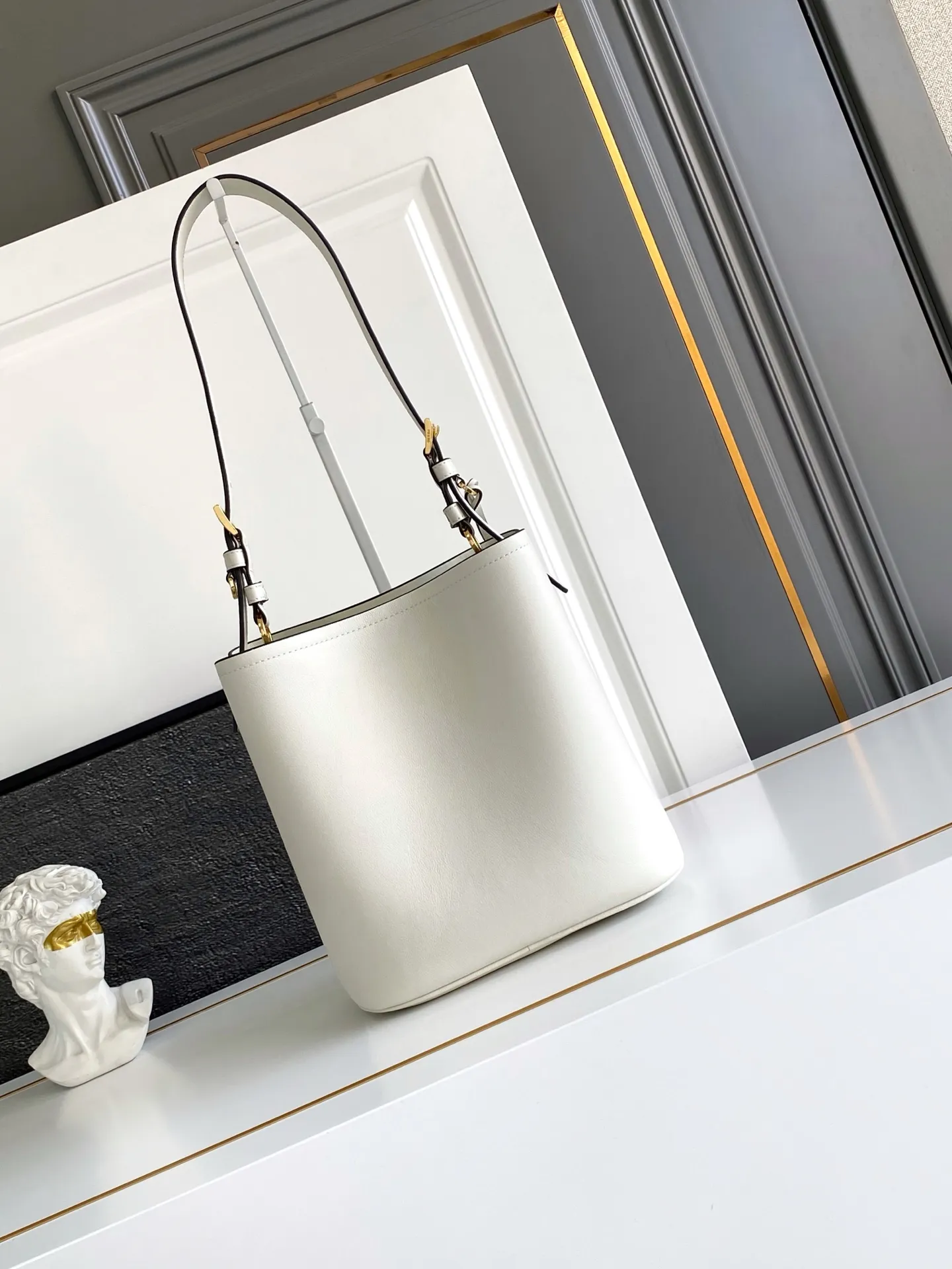 💰1500, new style✨✨ This leather handbag has soft lines and exquisite design, highlighting the classic style and handmade details. Practical and versatile, it features an enameled triangle metal logo for added recognition. Leather handle with 28 cm drop. Detachable keychain. Metal hardware. Enameled triangular metal logo on the front. Magnetic closure. Nappa leather lining with center pocket. Model number: 1BE080. Size: 22.5x21.5x13cm.