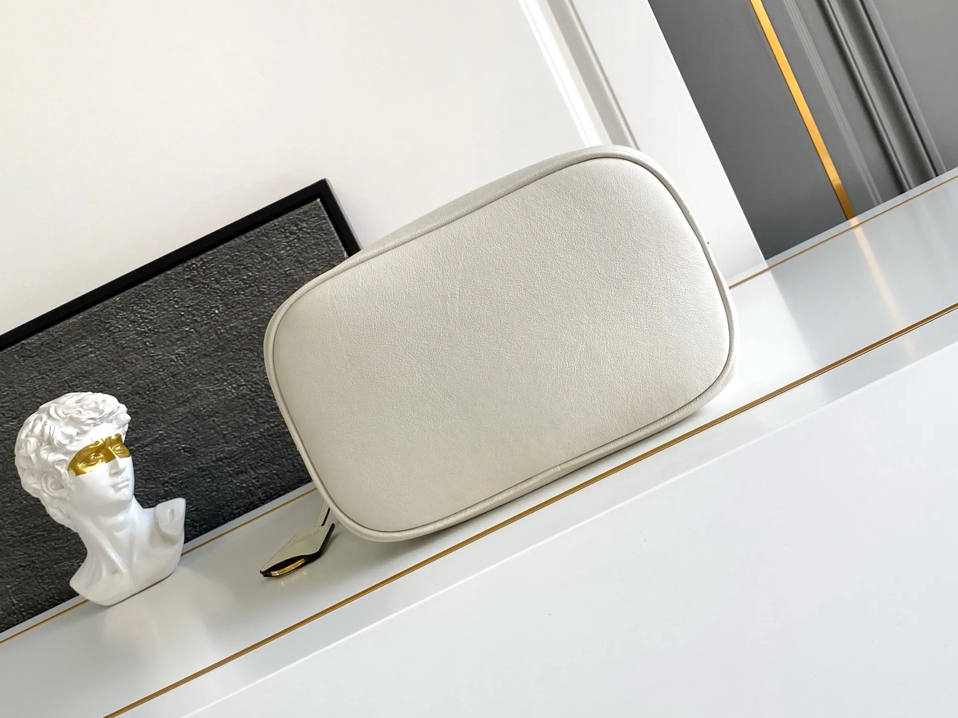 💰1500, new style✨✨ This leather handbag has soft lines and exquisite design, highlighting the classic style and handmade details. Practical and versatile, it features an enameled triangle metal logo for added recognition. Leather handle with 28 cm drop. Detachable keychain. Metal hardware. Enameled triangular metal logo on the front. Magnetic closure. Nappa leather lining with center pocket. Model number: 1BE080. Size: 22.5x21.5x13cm.