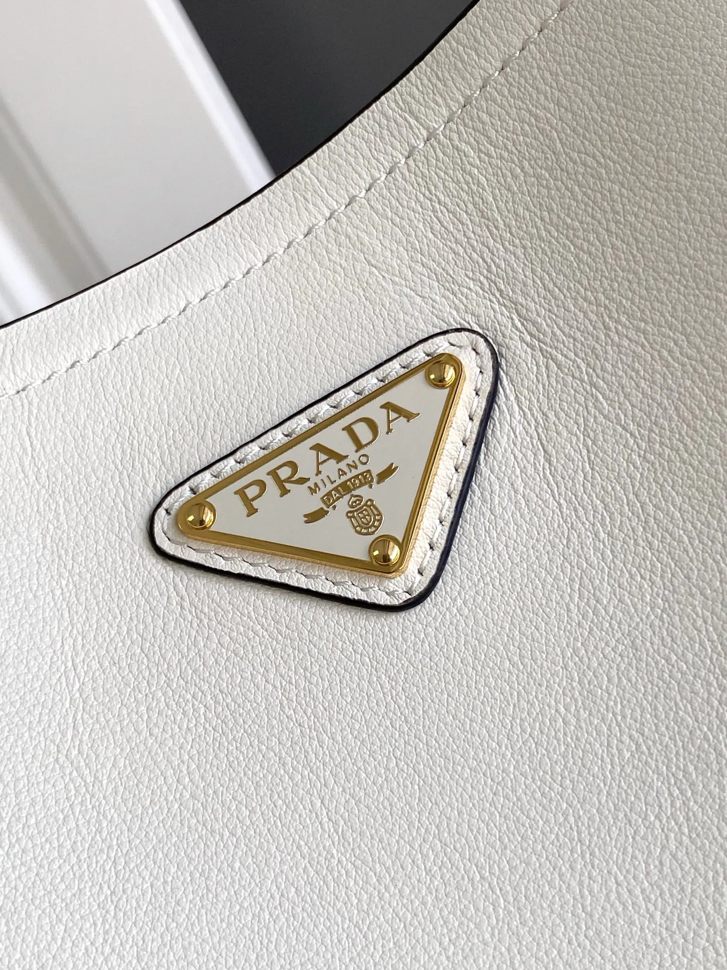 💰1500, new style✨✨ This leather handbag has soft lines and exquisite design, highlighting the classic style and handmade details. Practical and versatile, it features an enameled triangle metal logo for added recognition. Leather handle with 28 cm drop. Detachable keychain. Metal hardware. Enameled triangular metal logo on the front. Magnetic closure. Nappa leather lining with center pocket. Model number: 1BE080. Size: 22.5x21.5x13cm.