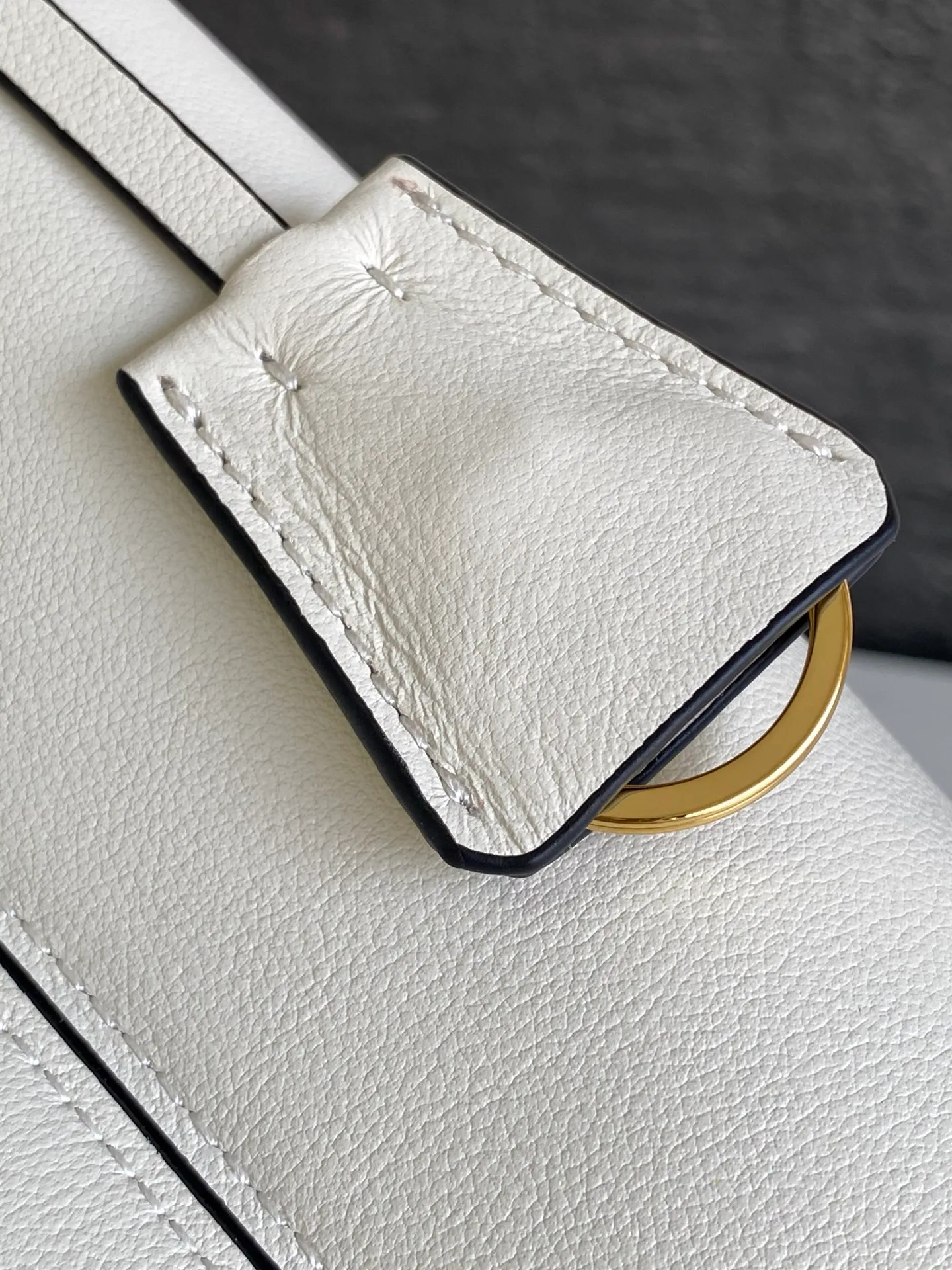 💰1500, new style✨✨ This leather handbag has soft lines and exquisite design, highlighting the classic style and handmade details. Practical and versatile, it features an enameled triangle metal logo for added recognition. Leather handle with 28 cm drop. Detachable keychain. Metal hardware. Enameled triangular metal logo on the front. Magnetic closure. Nappa leather lining with center pocket. Model number: 1BE080. Size: 22.5x21.5x13cm.