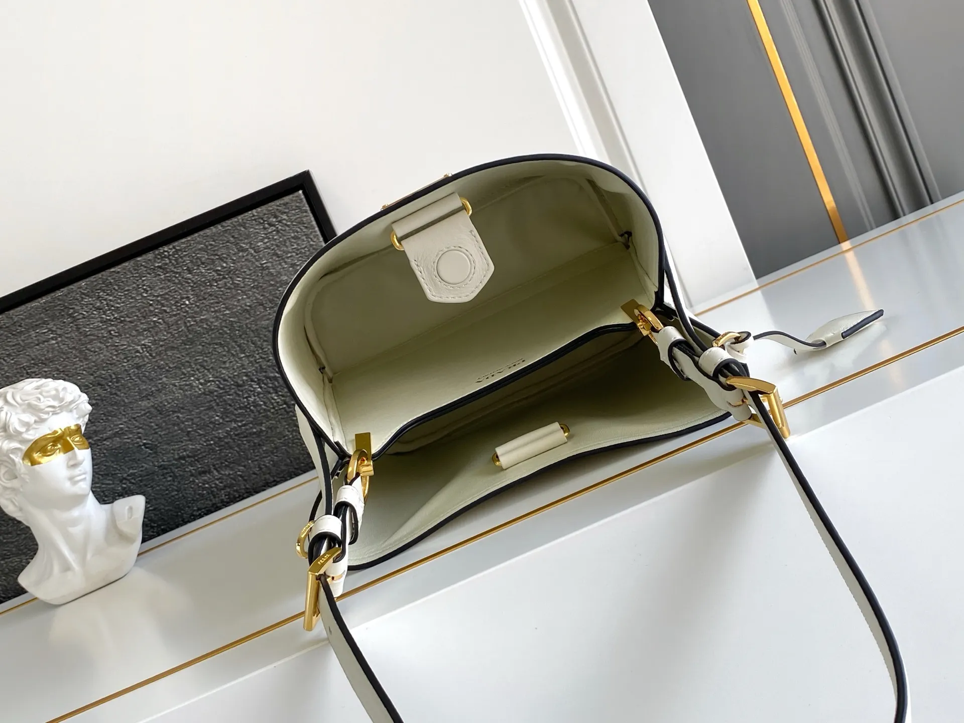 💰1500, new style✨✨ This leather handbag has soft lines and exquisite design, highlighting the classic style and handmade details. Practical and versatile, it features an enameled triangle metal logo for added recognition. Leather handle with 28 cm drop. Detachable keychain. Metal hardware. Enameled triangular metal logo on the front. Magnetic closure. Nappa leather lining with center pocket. Model number: 1BE080. Size: 22.5x21.5x13cm.