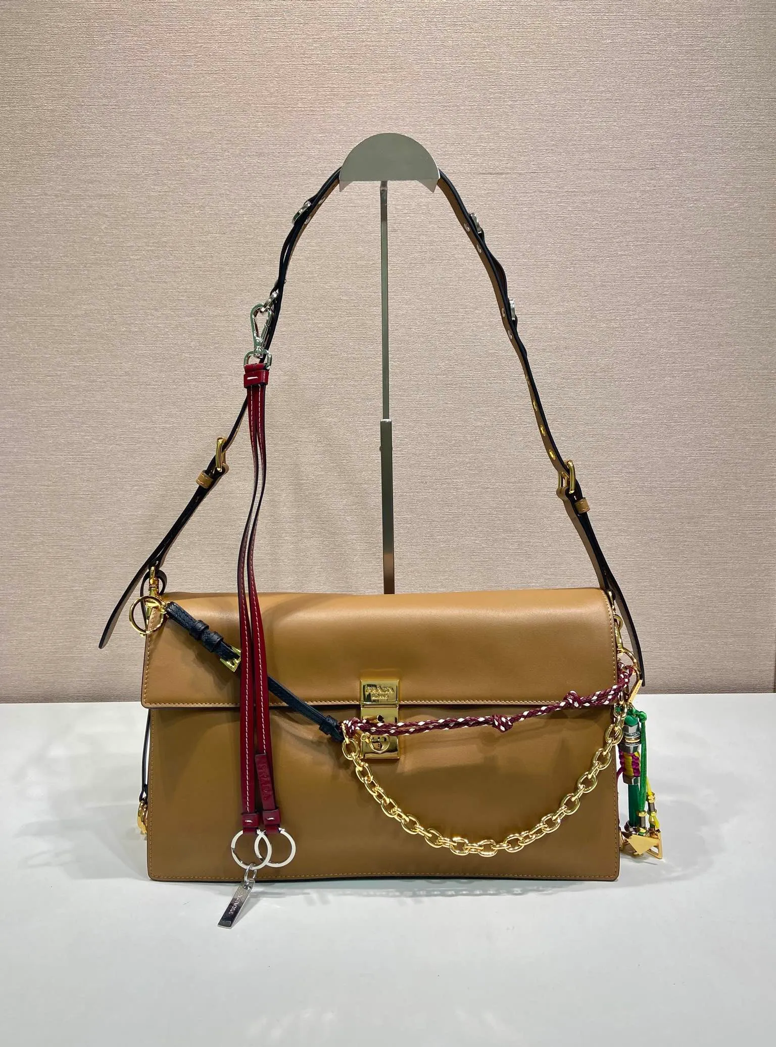 💰1900🎉New arrival🎉1BD378 Large🎉🎉 This new Soft Sound handbag is made of soft leather inside/outside, with ample space, chic and versatile. One-shoulder style with two compartments and gold-tone hardware. What I love the most is the detachable pendant as the finishing touch😘to show the diverse and fashionable style. The upper body effect is so classy, ​​I love it😘, it’s another popular model for internet celebrities, babies, hurry up and get it🎉🎉 Length 35x Height 19.5x Bottom 10.5cm🎉🎉🎉👏👏👏