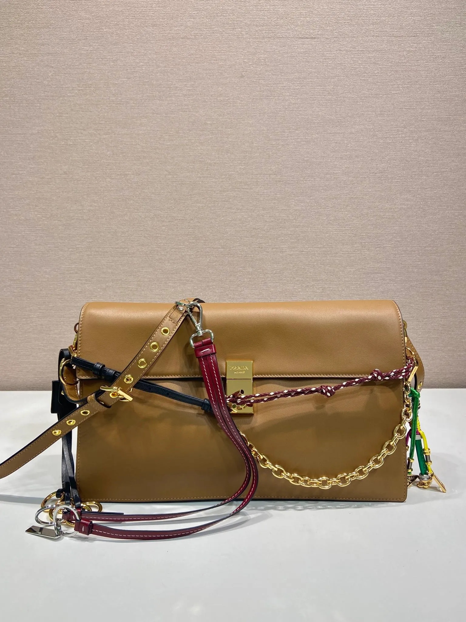 💰1900🎉New arrival🎉1BD378 Large🎉🎉 This new Soft Sound handbag is made of soft leather inside/outside, with ample space, chic and versatile. One-shoulder style with two compartments and gold-tone hardware. What I love the most is the detachable pendant as the finishing touch😘to show the diverse and fashionable style. The upper body effect is so classy, ​​I love it😘, it’s another popular model for internet celebrities, babies, hurry up and get it🎉🎉 Length 35x Height 19.5x Bottom 10.5cm🎉🎉🎉👏👏👏