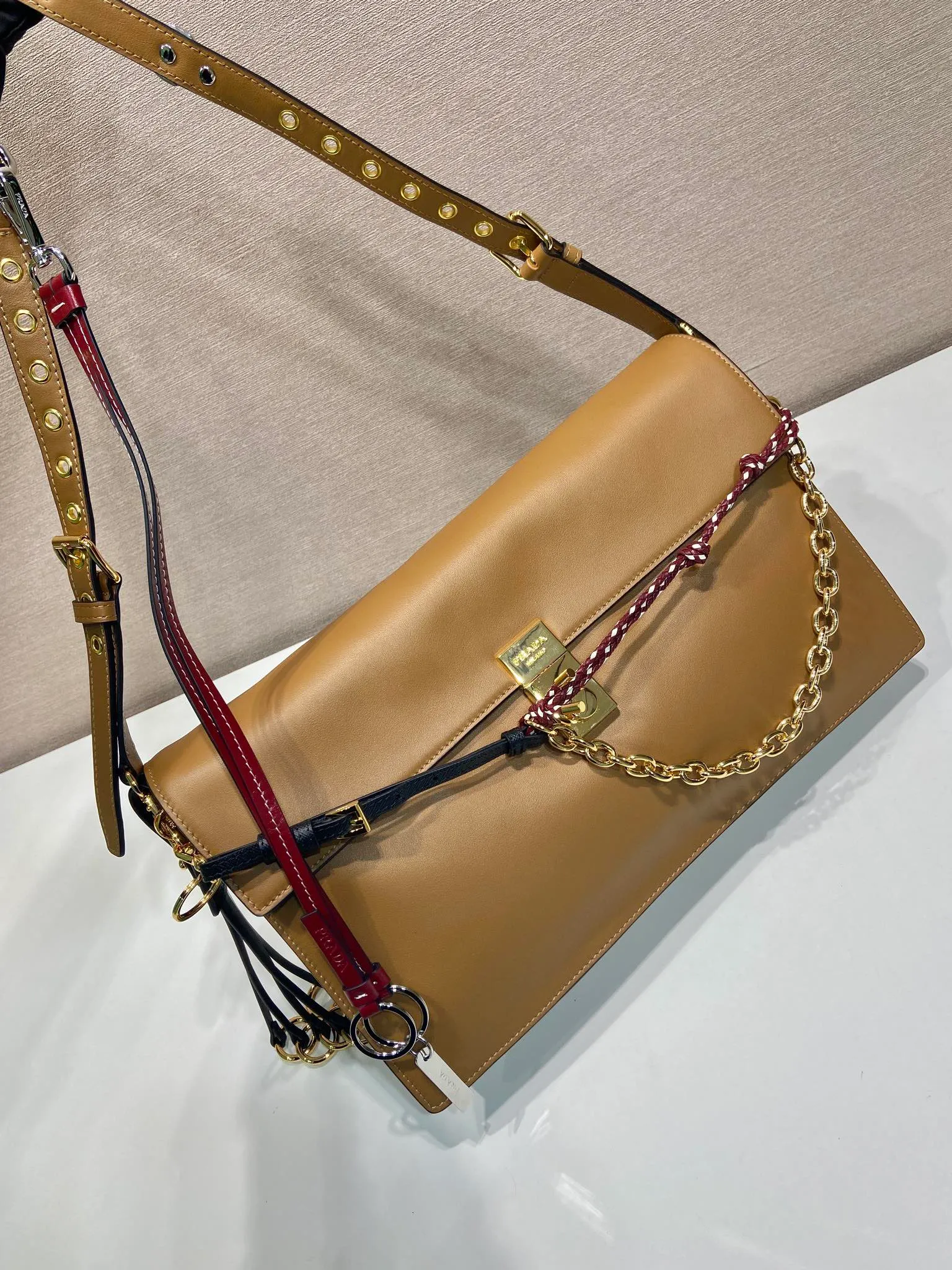 💰1900🎉New arrival🎉1BD378 Large🎉🎉 This new Soft Sound handbag is made of soft leather inside/outside, with ample space, chic and versatile. One-shoulder style with two compartments and gold-tone hardware. What I love the most is the detachable pendant as the finishing touch😘to show the diverse and fashionable style. The upper body effect is so classy, ​​I love it😘, it’s another popular model for internet celebrities, babies, hurry up and get it🎉🎉 Length 35x Height 19.5x Bottom 10.5cm🎉🎉🎉👏👏👏