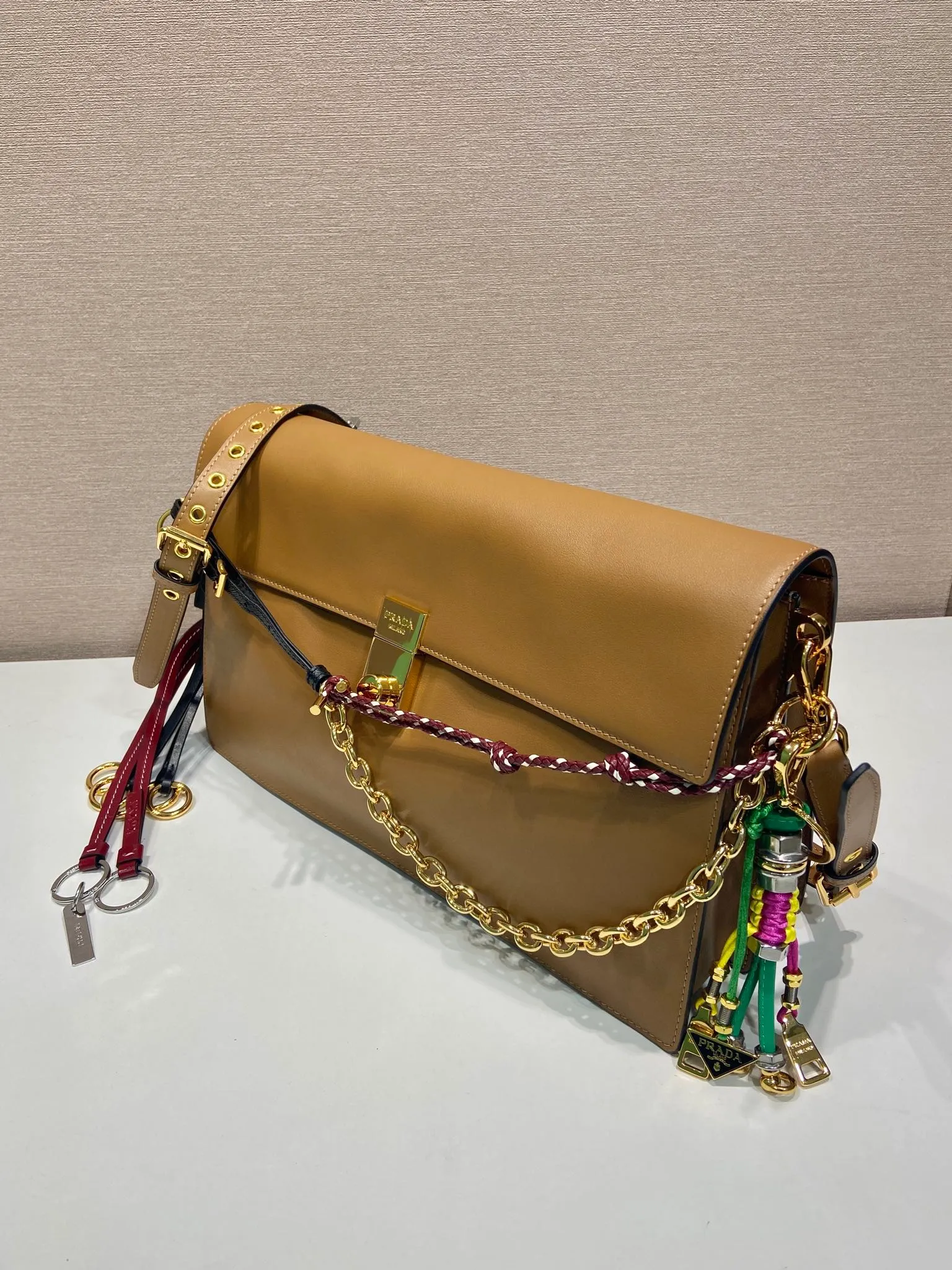 💰1900🎉New arrival🎉1BD378 Large🎉🎉 This new Soft Sound handbag is made of soft leather inside/outside, with ample space, chic and versatile. One-shoulder style with two compartments and gold-tone hardware. What I love the most is the detachable pendant as the finishing touch😘to show the diverse and fashionable style. The upper body effect is so classy, ​​I love it😘, it’s another popular model for internet celebrities, babies, hurry up and get it🎉🎉 Length 35x Height 19.5x Bottom 10.5cm🎉🎉🎉👏👏👏