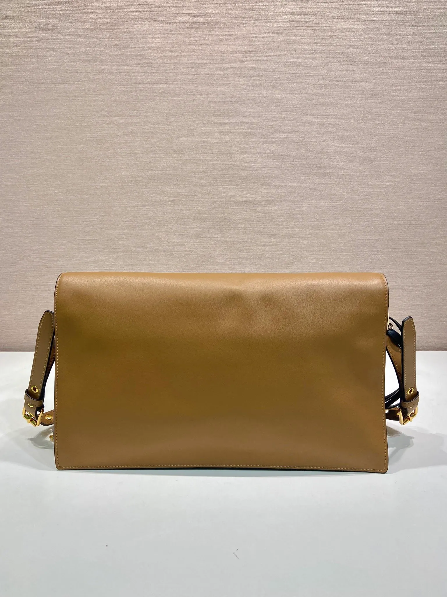 💰1900🎉New arrival🎉1BD378 Large🎉🎉 This new Soft Sound handbag is made of soft leather inside/outside, with ample space, chic and versatile. One-shoulder style with two compartments and gold-tone hardware. What I love the most is the detachable pendant as the finishing touch😘to show the diverse and fashionable style. The upper body effect is so classy, ​​I love it😘, it’s another popular model for internet celebrities, babies, hurry up and get it🎉🎉 Length 35x Height 19.5x Bottom 10.5cm🎉🎉🎉👏👏👏
