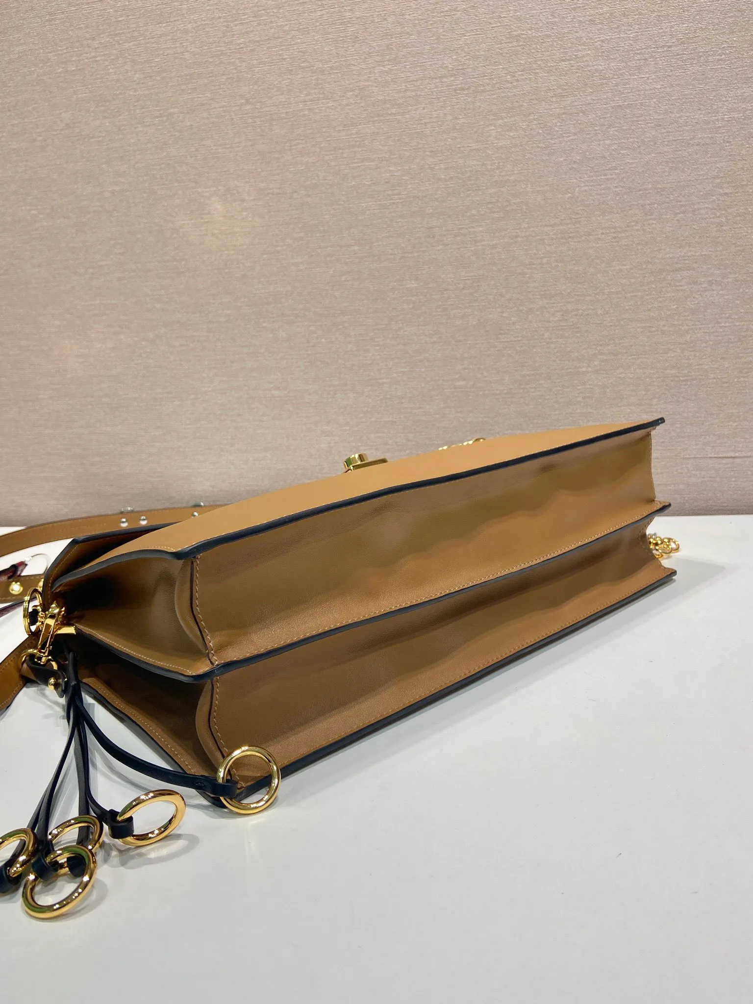 💰1900🎉New arrival🎉1BD378 Large🎉🎉 This new Soft Sound handbag is made of soft leather inside/outside, with ample space, chic and versatile. One-shoulder style with two compartments and gold-tone hardware. What I love the most is the detachable pendant as the finishing touch😘to show the diverse and fashionable style. The upper body effect is so classy, ​​I love it😘, it’s another popular model for internet celebrities, babies, hurry up and get it🎉🎉 Length 35x Height 19.5x Bottom 10.5cm🎉🎉🎉👏👏👏