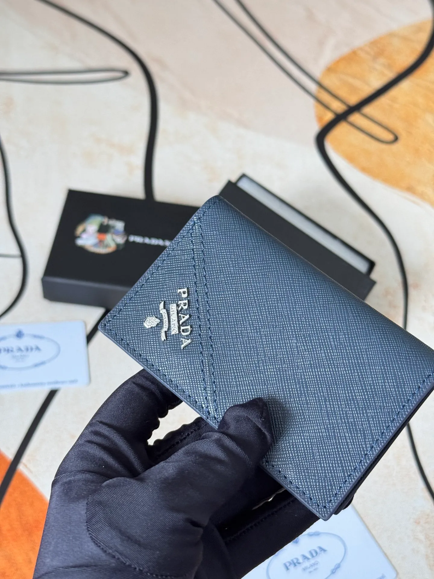 💰120💰prada cross pattern unisex card holder, can be placed in pockets, bags, and can be held in hand, made of cross pattern imported calfskin, pocket card holder, can hold change, 6 card slots, simple and elegant fashion trend. Model 2MC101, color as shown in the picture, size 11×7cm,