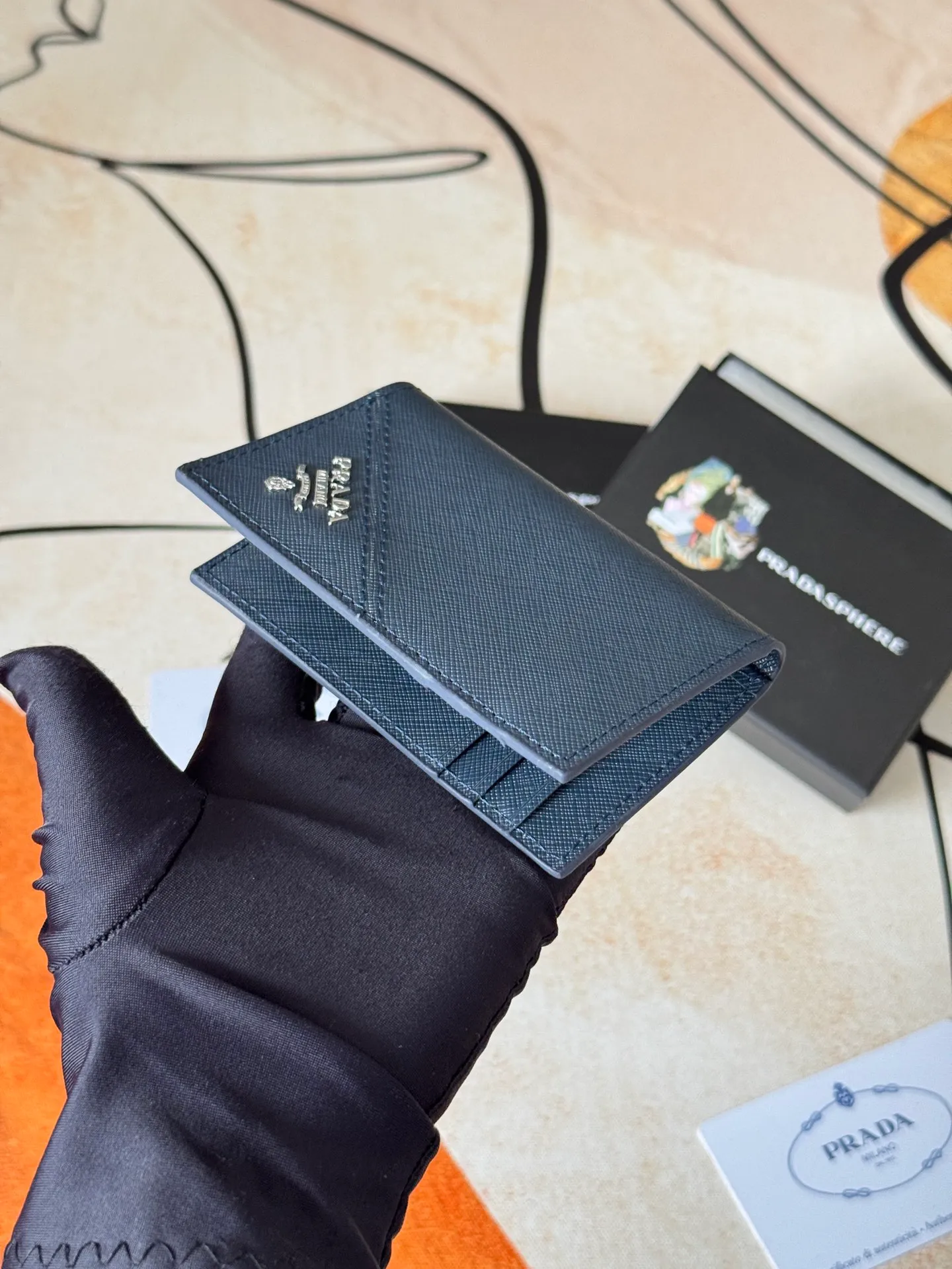 💰120💰prada cross pattern unisex card holder, can be placed in pockets, bags, and can be held in hand, made of cross pattern imported calfskin, pocket card holder, can hold change, 6 card slots, simple and elegant fashion trend. Model 2MC101, color as shown in the picture, size 11×7cm,