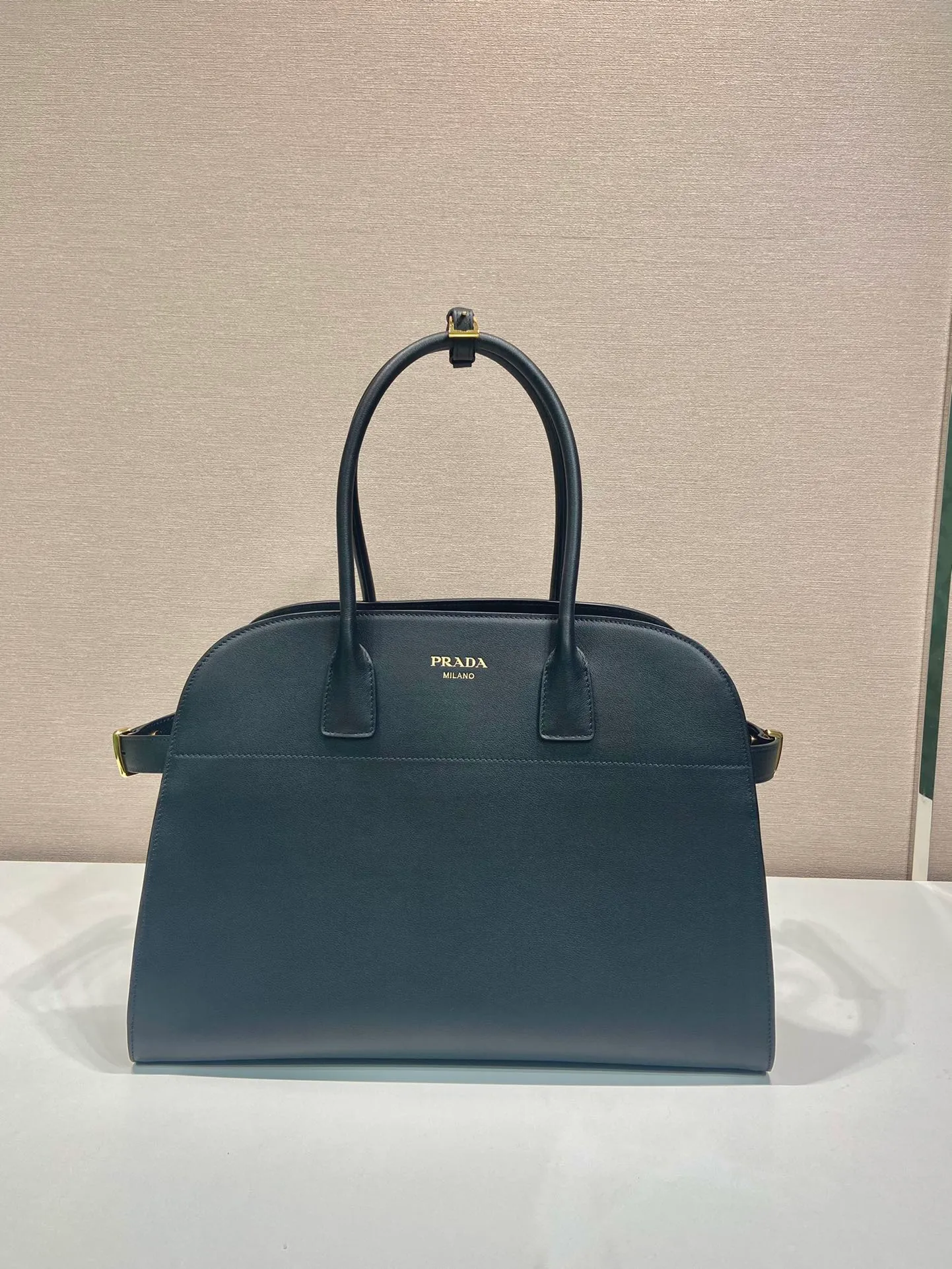 💰2040🎉New Tote Bag🎉1BG508 New Product🎉🎉 This tote bag has a crisp silhouette, exuding modernity and elegance. It has ample capacity and a convenient large opening. The soft grained leather outlines stylish and simple lines. This functional accessory combines simple yet refined details and is a vivid expression of the savoir-faire of the brand's craftsmen. Embellished with gleaming metal hardware and an elegant lettering logo, the bag's sophisticated simplicity is highlighted. Hurry up and get it🎉🎉 Length 40x Height 29x Bottom 20cm🎉🎉🎉👏👏👏