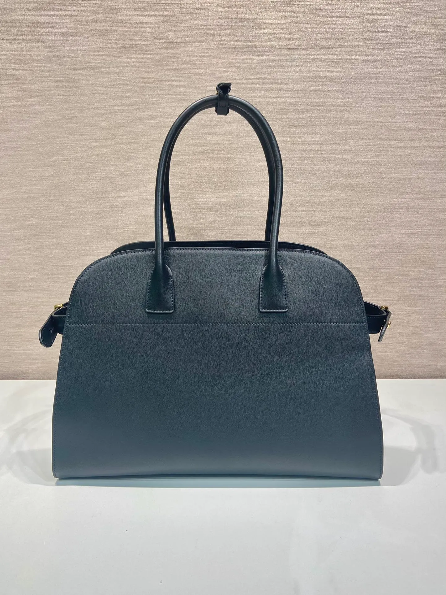 💰2040🎉New Tote Bag🎉1BG508 New Product🎉🎉 This tote bag has a crisp silhouette, exuding modernity and elegance. It has ample capacity and a convenient large opening. The soft grained leather outlines stylish and simple lines. This functional accessory combines simple yet refined details and is a vivid expression of the savoir-faire of the brand's craftsmen. Embellished with gleaming metal hardware and an elegant lettering logo, the bag's sophisticated simplicity is highlighted. Hurry up and get it🎉🎉 Length 40x Height 29x Bottom 20cm🎉🎉🎉👏👏👏