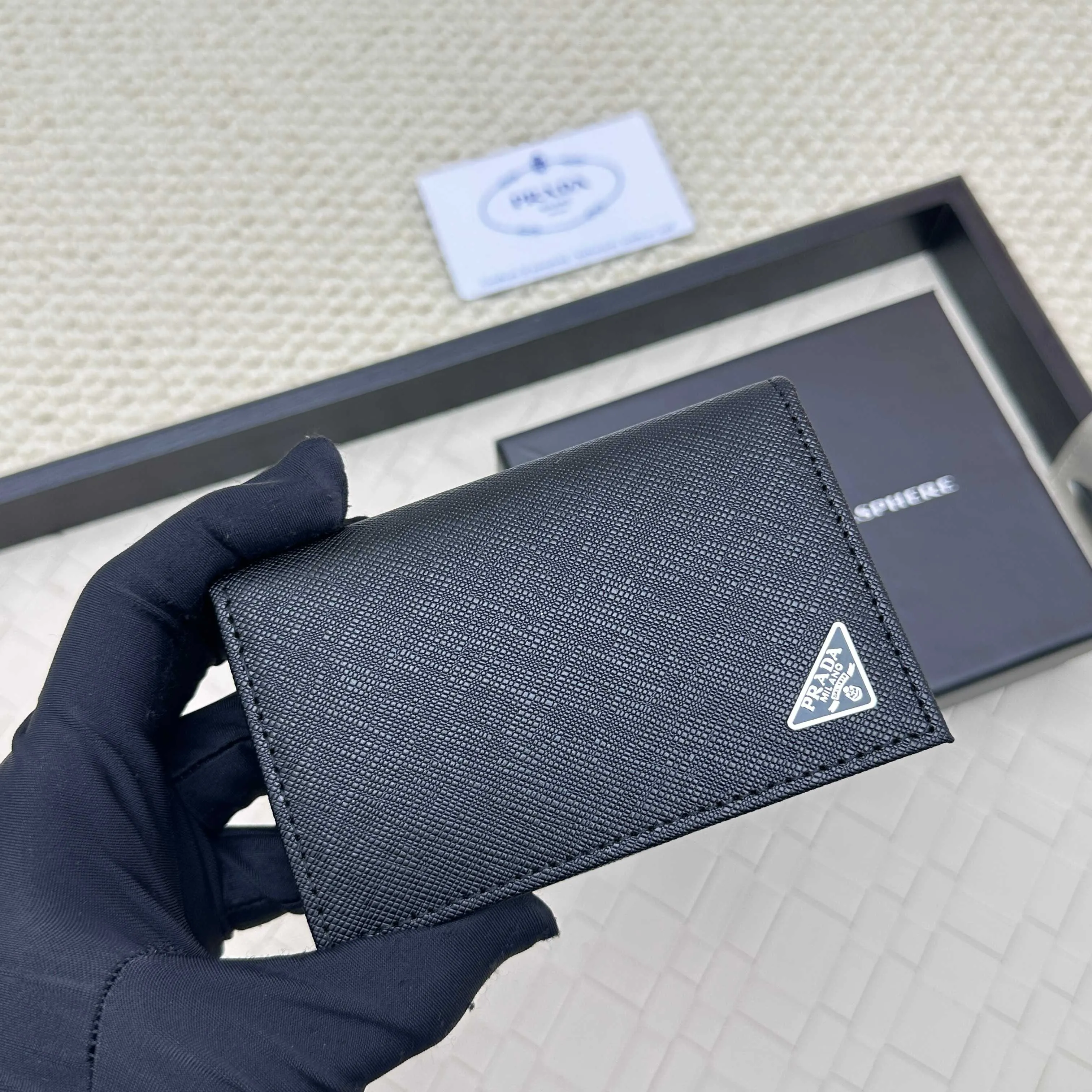 💰120 PRADA’s popular men’s card holder💼The latest style at the counter, synchronized with the official website, genuine development, model 2MC122#. Color/picture, real shot 💋 Italian top-quality original single cross-grain cowhide with excellent texture, threaded lining and imported white steel hardware accessories! Exquisite wiring, even and neat lines, smooth oil edges, size: 11cm long, 6.5cm high