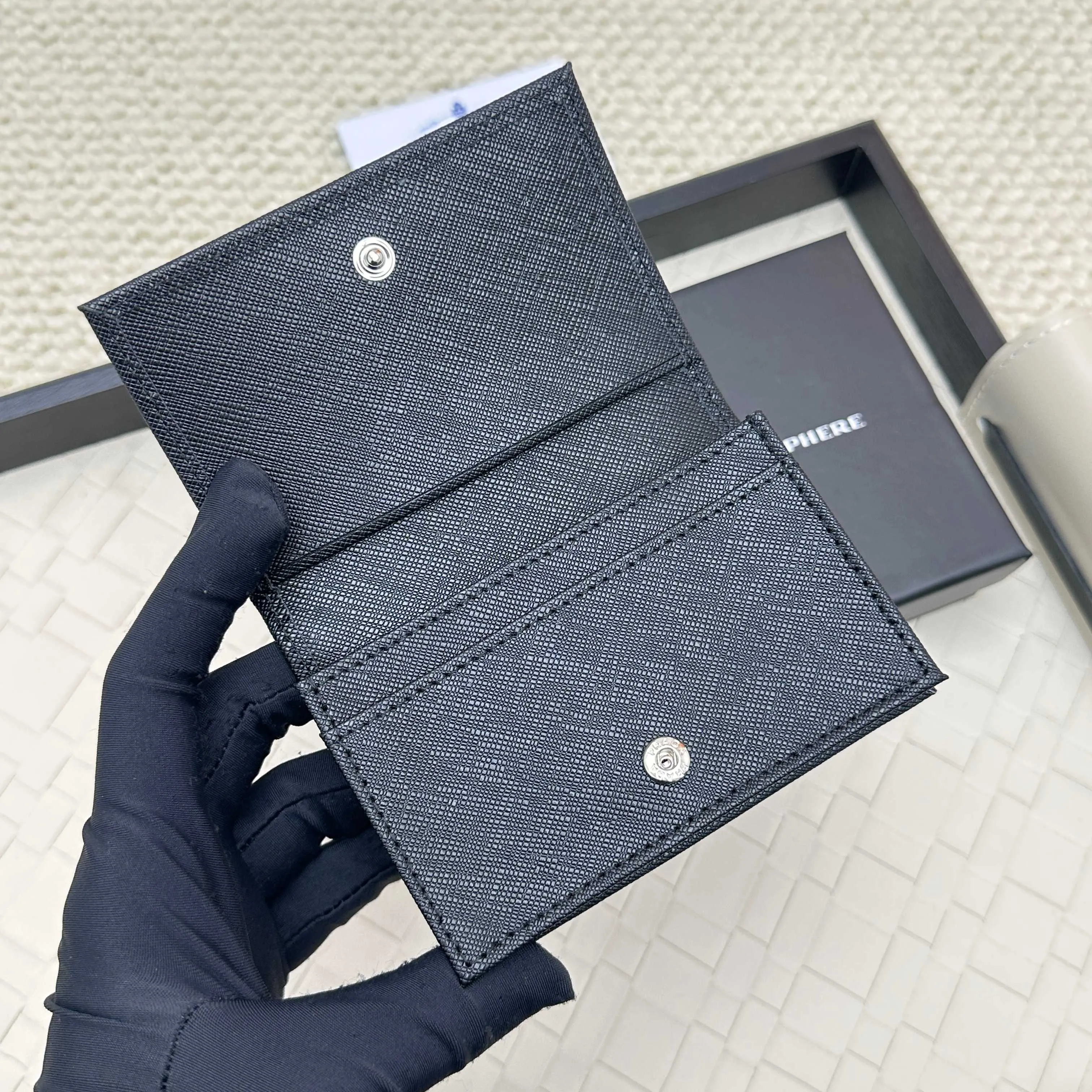 💰120 PRADA’s popular men’s card holder💼The latest style at the counter, synchronized with the official website, genuine development, model 2MC122#. Color/picture, real shot 💋 Italian top-quality original single cross-grain cowhide with excellent texture, threaded lining and imported white steel hardware accessories! Exquisite wiring, even and neat lines, smooth oil edges, size: 11cm long, 6.5cm high