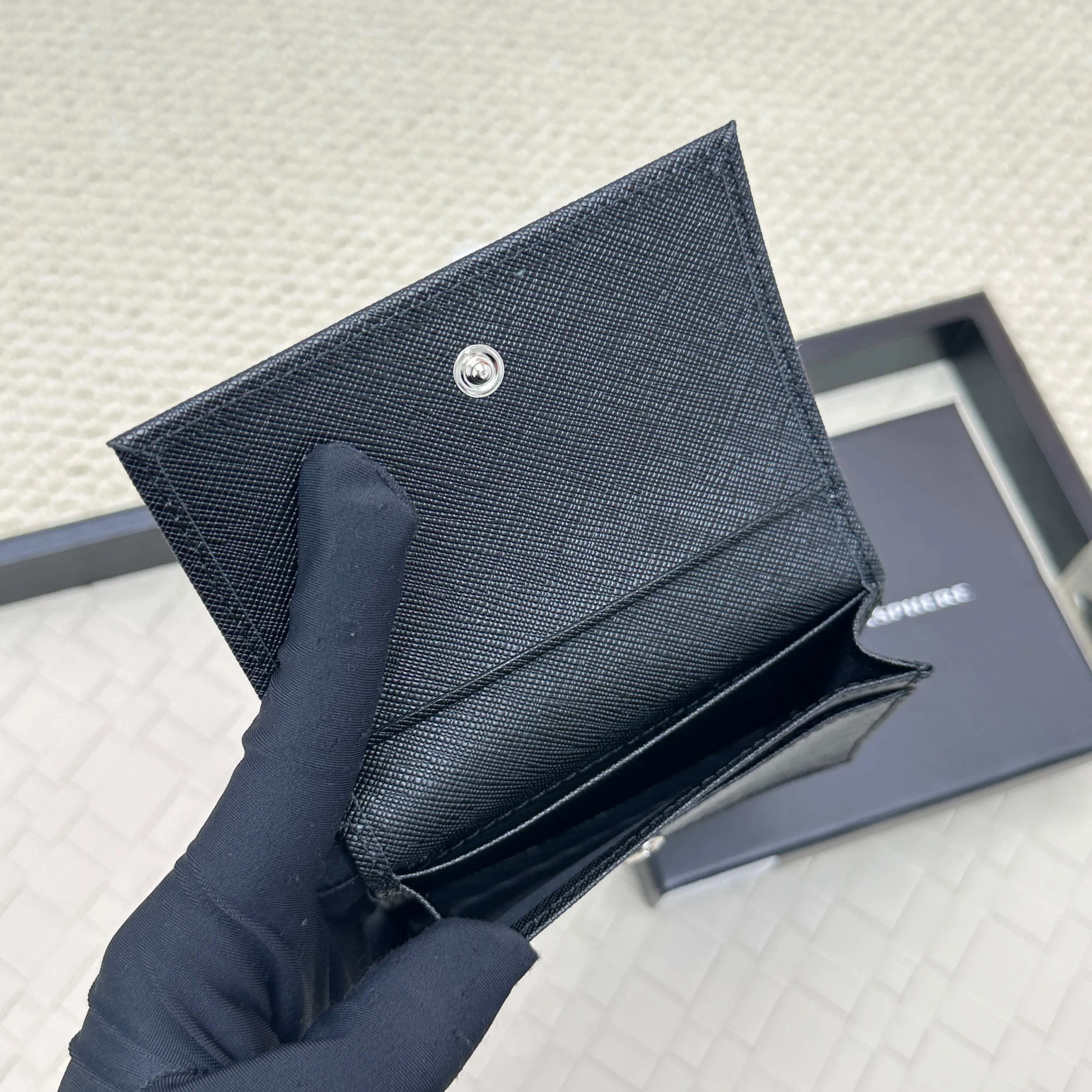 💰120 PRADA’s popular men’s card holder💼The latest style at the counter, synchronized with the official website, genuine development, model 2MC122#. Color/picture, real shot 💋 Italian top-quality original single cross-grain cowhide with excellent texture, threaded lining and imported white steel hardware accessories! Exquisite wiring, even and neat lines, smooth oil edges, size: 11cm long, 6.5cm high