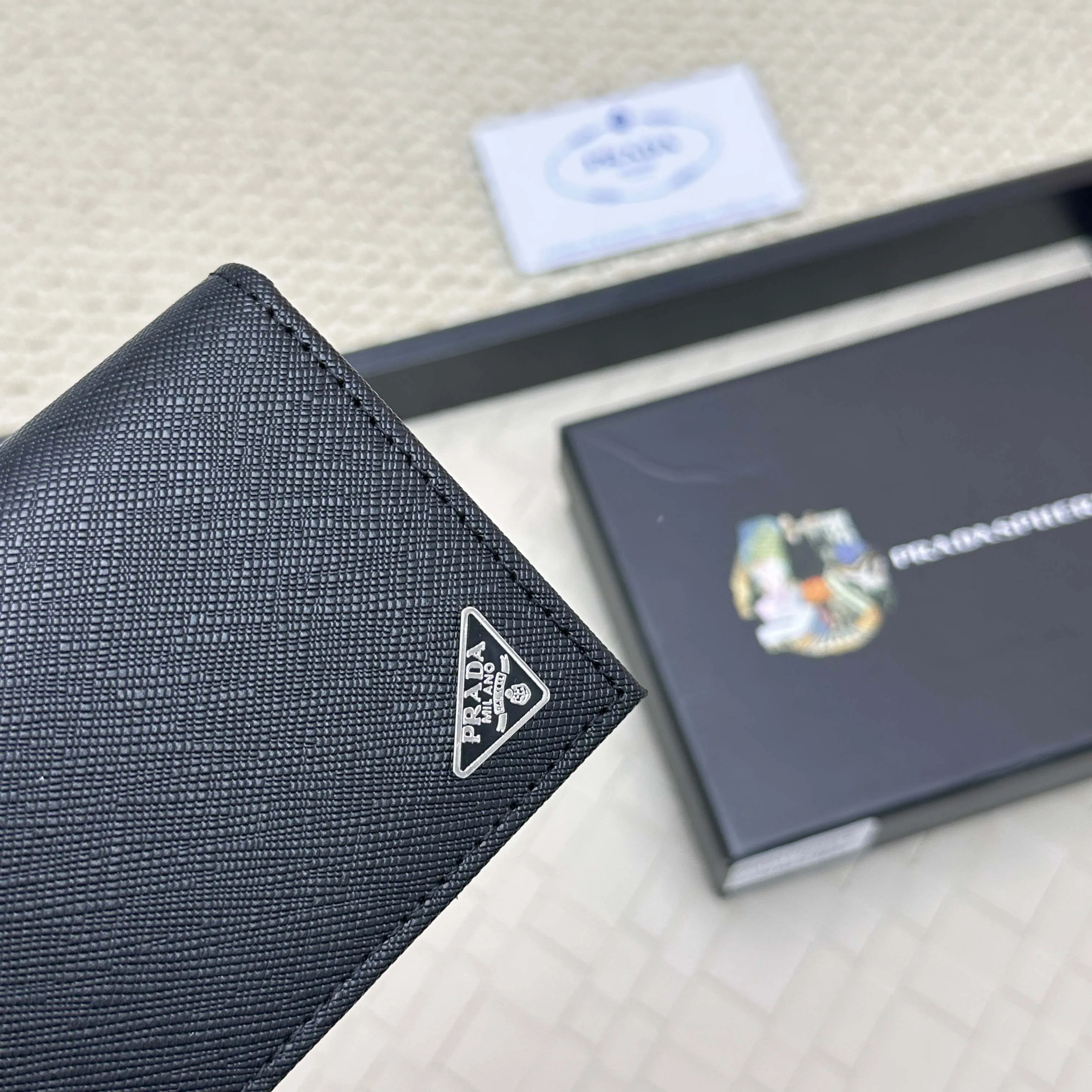 💰120 PRADA’s popular men’s card holder💼The latest style at the counter, synchronized with the official website, genuine development, model 2MC122#. Color/picture, real shot 💋 Italian top-quality original single cross-grain cowhide with excellent texture, threaded lining and imported white steel hardware accessories! Exquisite wiring, even and neat lines, smooth oil edges, size: 11cm long, 6.5cm high