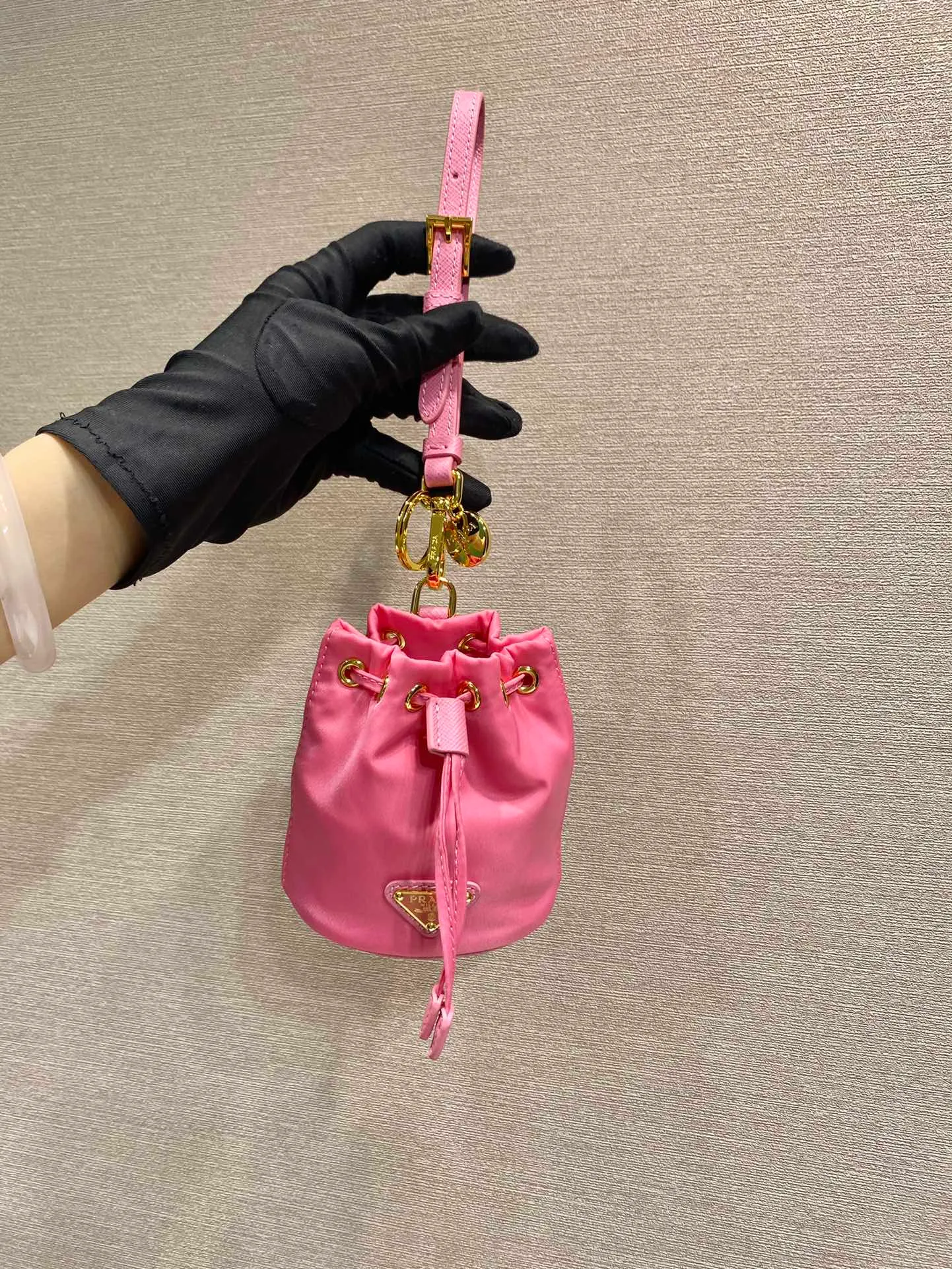 💰380🎉mini bucket bag🎉1TT202 new product🎉🎉 This bucket-shaped mini bag is made of Re-Nylon, with a drawstring design at the mouth, and exquisite details such as leather wristbands and gold-plated hardware. The capacity is large, and cards/car keys🔑/lipstick💄 are all no problem. The mini bucket bag you have been longing for has arrived👏👏 Length 8.5x Height 10.5cm🎉🎉🎉👏👏👏