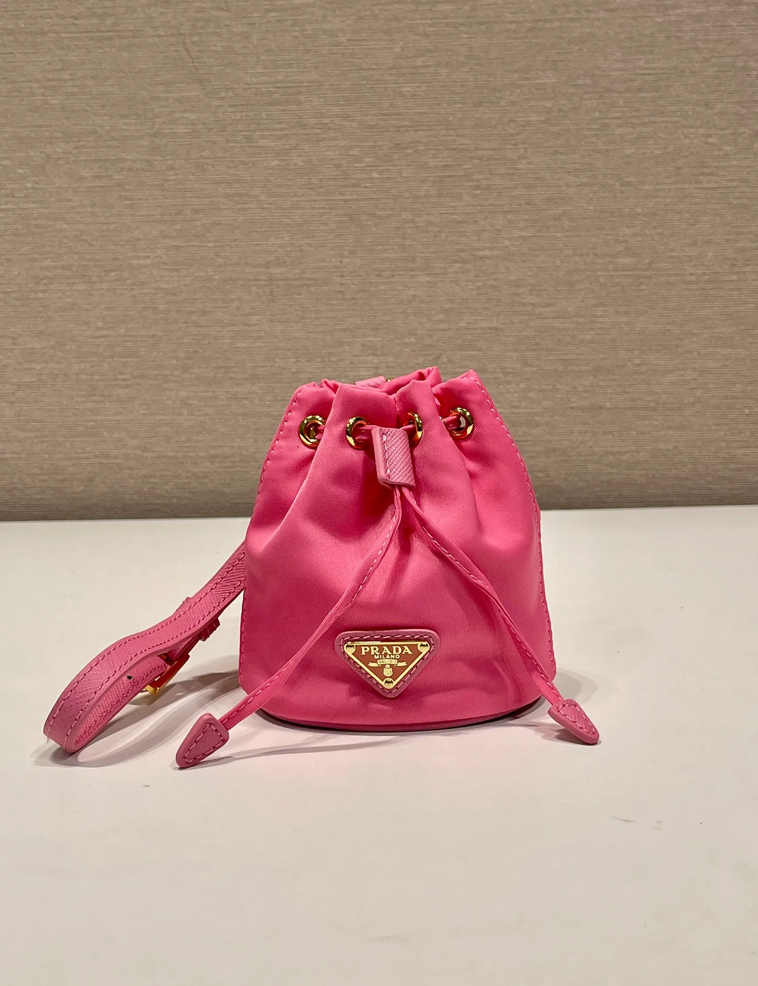 💰380🎉mini bucket bag🎉1TT202 new product🎉🎉 This bucket-shaped mini bag is made of Re-Nylon, with a drawstring design at the mouth, and exquisite details such as leather wristbands and gold-plated hardware. The capacity is large, and cards/car keys🔑/lipstick💄 are all no problem. The mini bucket bag you have been longing for has arrived👏👏 Length 8.5x Height 10.5cm🎉🎉🎉👏👏👏