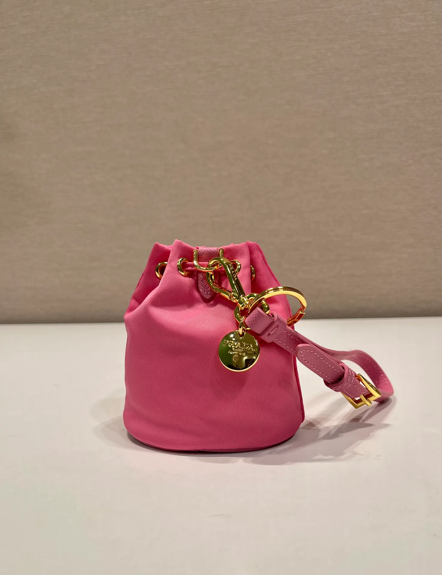 💰380🎉mini bucket bag🎉1TT202 new product🎉🎉 This bucket-shaped mini bag is made of Re-Nylon, with a drawstring design at the mouth, and exquisite details such as leather wristbands and gold-plated hardware. The capacity is large, and cards/car keys🔑/lipstick💄 are all no problem. The mini bucket bag you have been longing for has arrived👏👏 Length 8.5x Height 10.5cm🎉🎉🎉👏👏👏