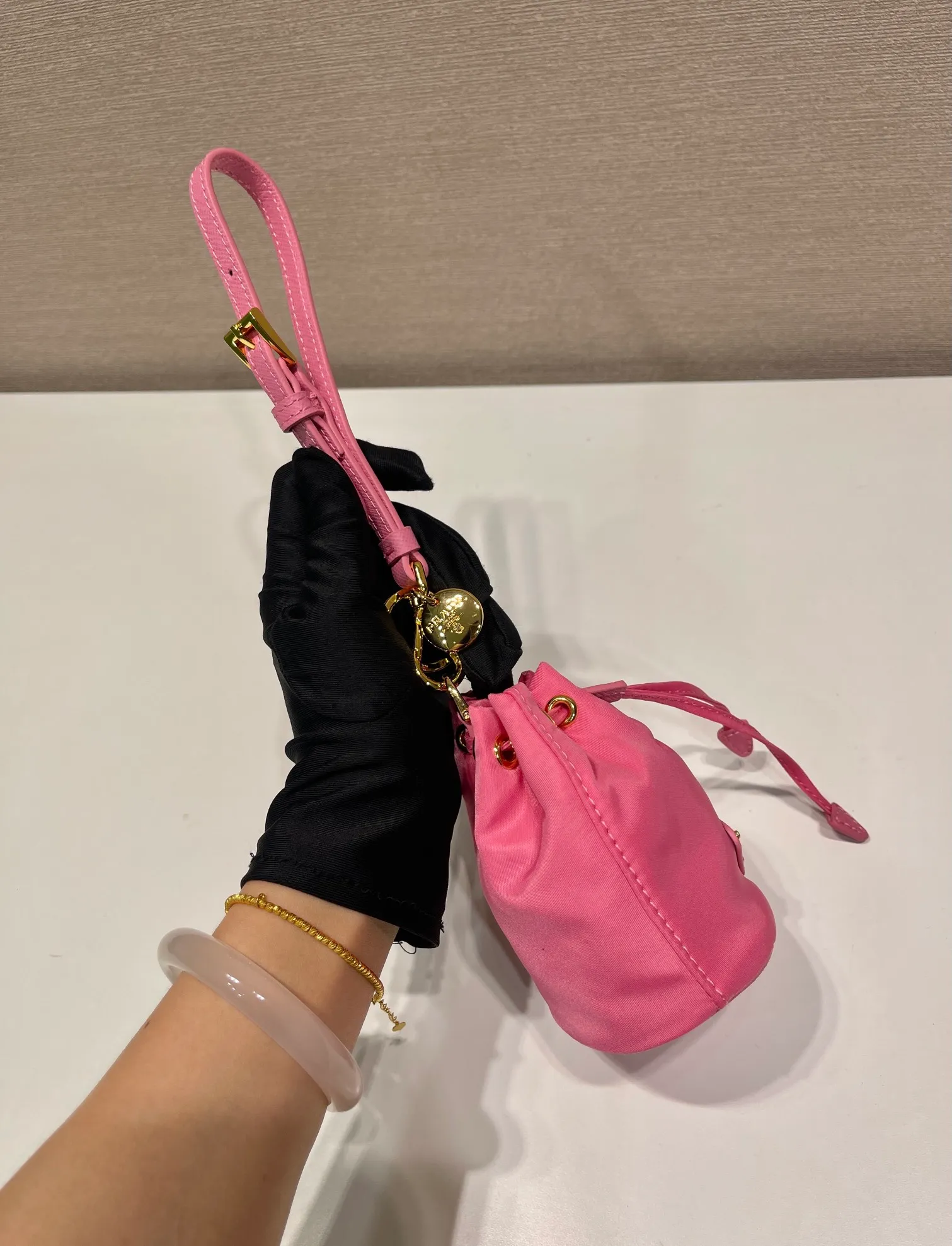 💰380🎉mini bucket bag🎉1TT202 new product🎉🎉 This bucket-shaped mini bag is made of Re-Nylon, with a drawstring design at the mouth, and exquisite details such as leather wristbands and gold-plated hardware. The capacity is large, and cards/car keys🔑/lipstick💄 are all no problem. The mini bucket bag you have been longing for has arrived👏👏 Length 8.5x Height 10.5cm🎉🎉🎉👏👏👏