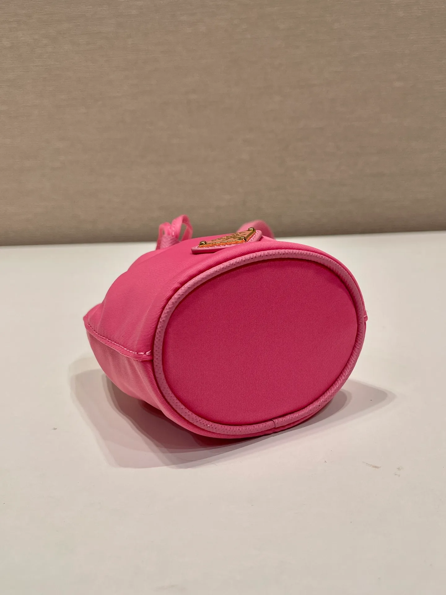 💰380🎉mini bucket bag🎉1TT202 new product🎉🎉 This bucket-shaped mini bag is made of Re-Nylon, with a drawstring design at the mouth, and exquisite details such as leather wristbands and gold-plated hardware. The capacity is large, and cards/car keys🔑/lipstick💄 are all no problem. The mini bucket bag you have been longing for has arrived👏👏 Length 8.5x Height 10.5cm🎉🎉🎉👏👏👏
