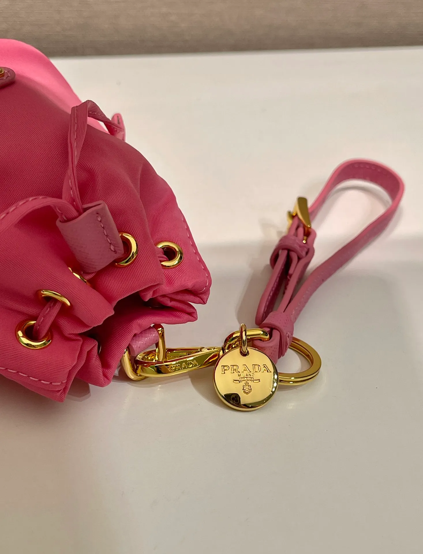 💰380🎉mini bucket bag🎉1TT202 new product🎉🎉 This bucket-shaped mini bag is made of Re-Nylon, with a drawstring design at the mouth, and exquisite details such as leather wristbands and gold-plated hardware. The capacity is large, and cards/car keys🔑/lipstick💄 are all no problem. The mini bucket bag you have been longing for has arrived👏👏 Length 8.5x Height 10.5cm🎉🎉🎉👏👏👏