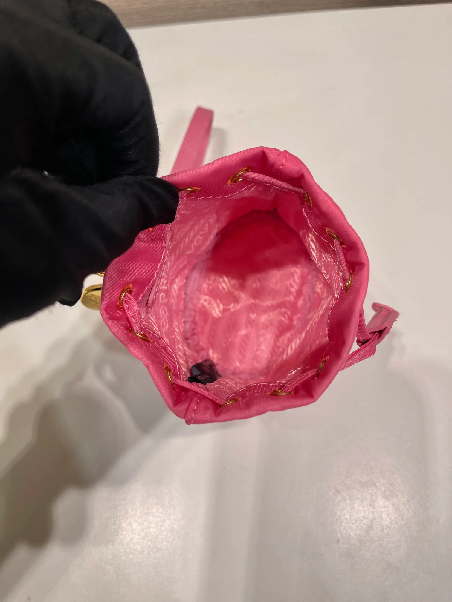 💰380🎉mini bucket bag🎉1TT202 new product🎉🎉 This bucket-shaped mini bag is made of Re-Nylon, with a drawstring design at the mouth, and exquisite details such as leather wristbands and gold-plated hardware. The capacity is large, and cards/car keys🔑/lipstick💄 are all no problem. The mini bucket bag you have been longing for has arrived👏👏 Length 8.5x Height 10.5cm🎉🎉🎉👏👏👏