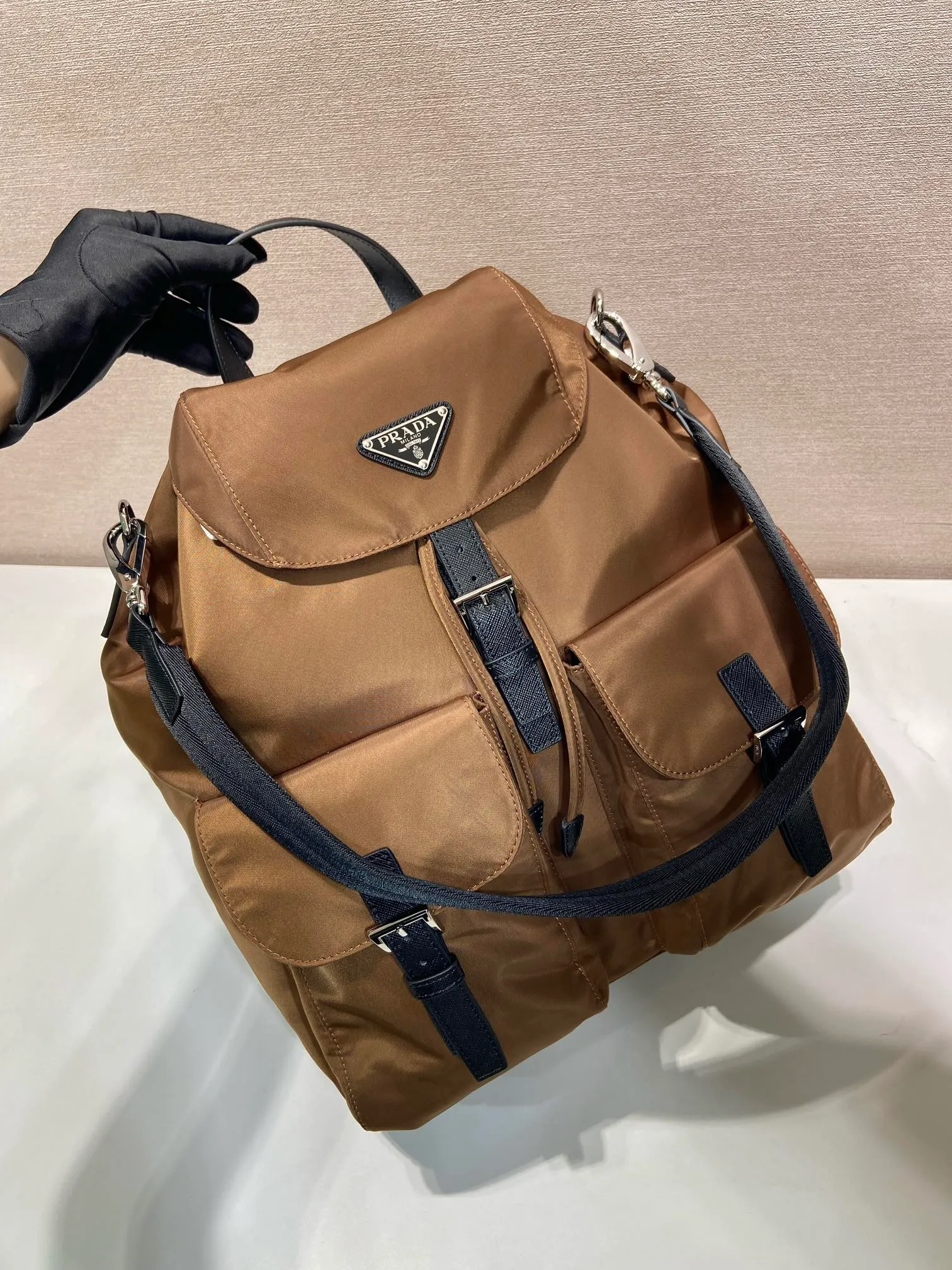 💰1360🎉New Backpack🎉2VZ110A Gold Brown🎉🎉 This Re-Nylon backpack is designed with classic nylon fabric, top-grade hardware, and integrated with innovative and practical elements, presenting a refined and timeless style. Equipped with a detachable shoulder strap, it can be used interchangeably on different occasions. The upper body effect is very fashionable and elegant, and it is a popular style that will never go out of style🎉Hurry up and get it🎉🎉 Length 34x Height 39x Bottom 15cm🎉🎉🎉🎉👏👏👏