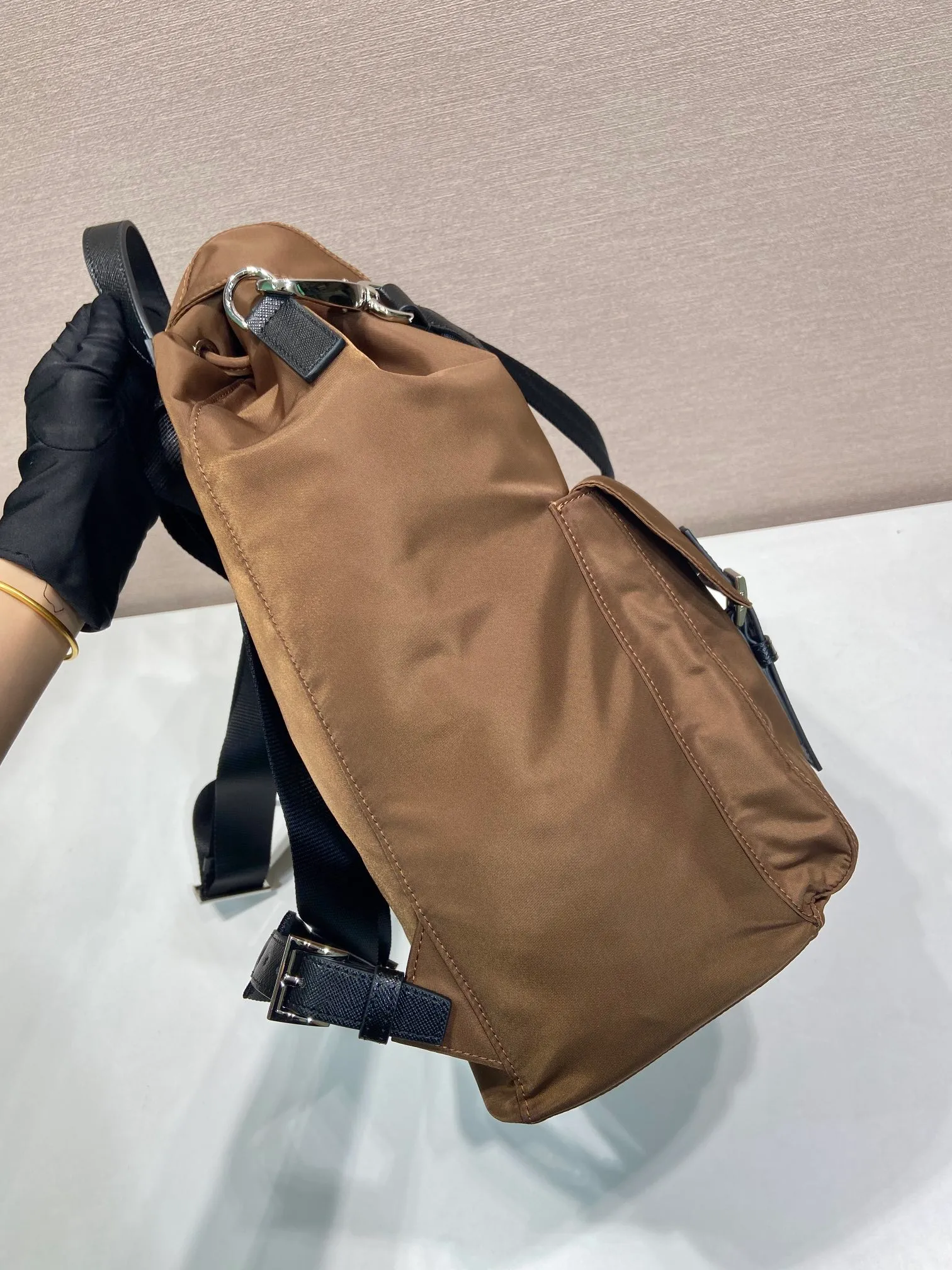 💰1360🎉New Backpack🎉2VZ110A Gold Brown🎉🎉 This Re-Nylon backpack is designed with classic nylon fabric, top-grade hardware, and integrated with innovative and practical elements, presenting a refined and timeless style. Equipped with a detachable shoulder strap, it can be used interchangeably on different occasions. The upper body effect is very fashionable and elegant, and it is a popular style that will never go out of style🎉Hurry up and get it🎉🎉 Length 34x Height 39x Bottom 15cm🎉🎉🎉🎉👏👏👏