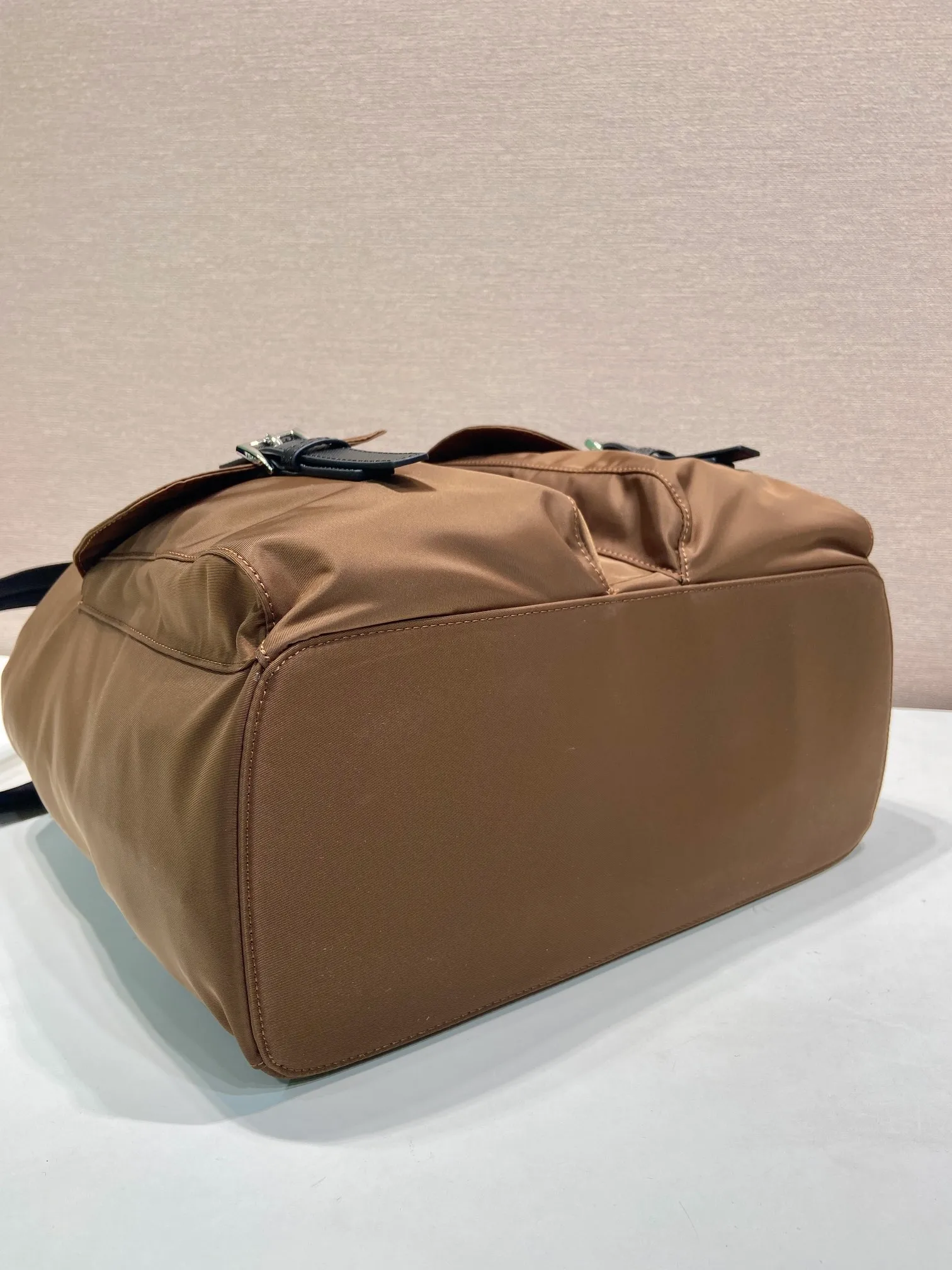 💰1360🎉New Backpack🎉2VZ110A Gold Brown🎉🎉 This Re-Nylon backpack is designed with classic nylon fabric, top-grade hardware, and integrated with innovative and practical elements, presenting a refined and timeless style. Equipped with a detachable shoulder strap, it can be used interchangeably on different occasions. The upper body effect is very fashionable and elegant, and it is a popular style that will never go out of style🎉Hurry up and get it🎉🎉 Length 34x Height 39x Bottom 15cm🎉🎉🎉🎉👏👏👏